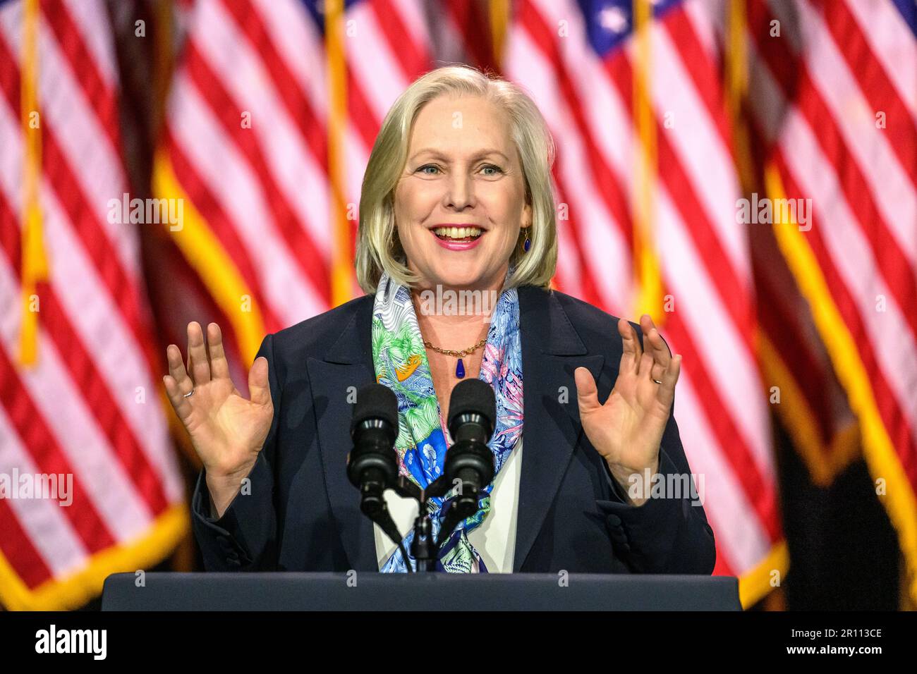 Valhalla, New York, États-Unis. 10th mai 2023. ÉTATS-UNIS Le sénateur Kirsten Gillicand (D-NY) parle avant les États-Unis Le président Joe Biden a prononcé un discours au SUNY Westchester Community College, dans la banlieue de New York. Dans un discours intitulé « investir en Amérique », Biden a discuté des raisons pour lesquelles le Congrès doit éviter immédiatement le défaut de paiement. Credit: Enrique Shore/Alay Live News Banque D'Images