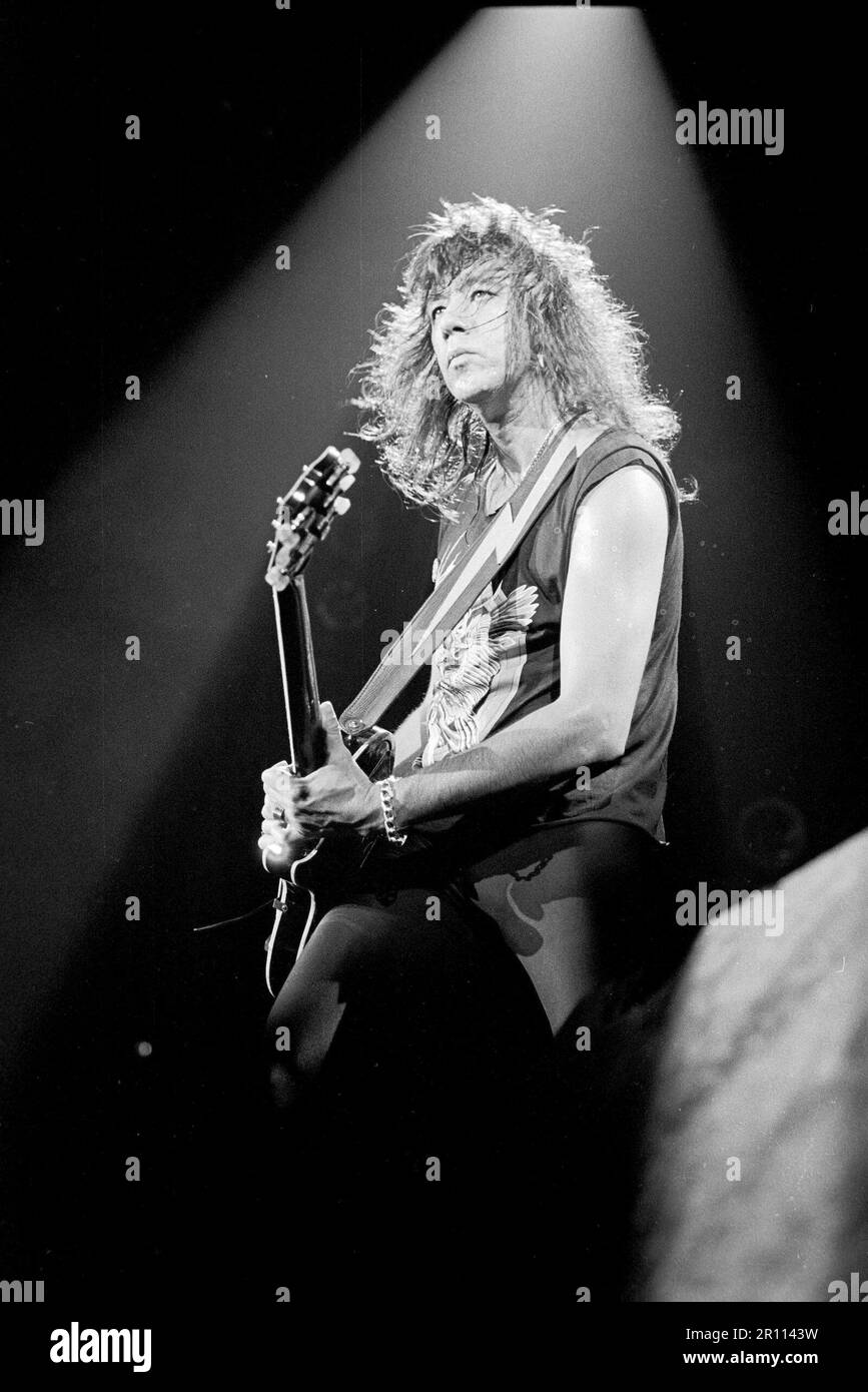 ACE Frehley se produisant à Oakland, Californie 1987 crédit: Ross Pelton/MediaPunch Banque D'Images