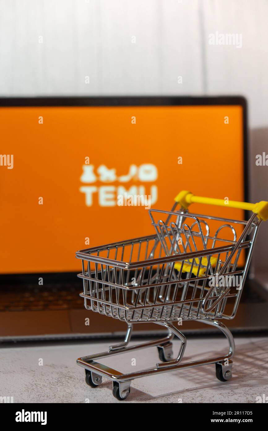 Gdansk, Pologne - Mars 2023 icône de l'application Temu à l'écran d'un ordinateur portable MacBook Apple avec panier. Filiale de Temu de la plate-forme de commerce électronique basée en Chine, Pinduoduo. Site Web de Temu Banque D'Images