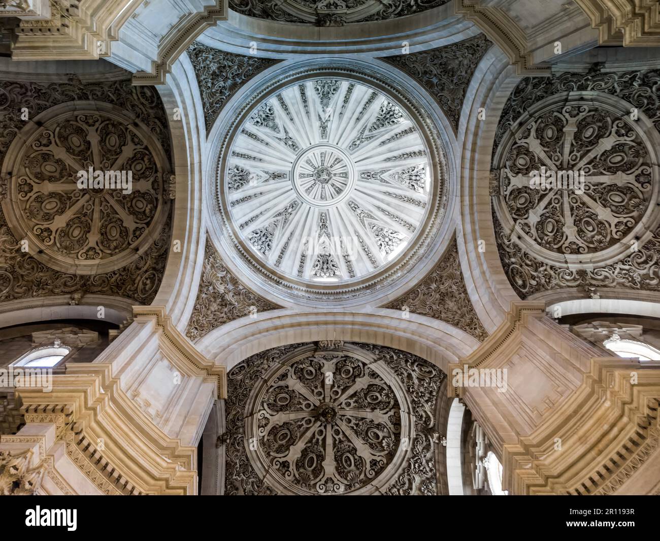 GRENADE, ANDALOUSIE/ESPAGNE - MAI 7 : plafond de l'Iglesia del Sagrario (1705-1722) par les architectes Francisco Hurtado Izquierdo Jose de Bada y Navajas in Banque D'Images