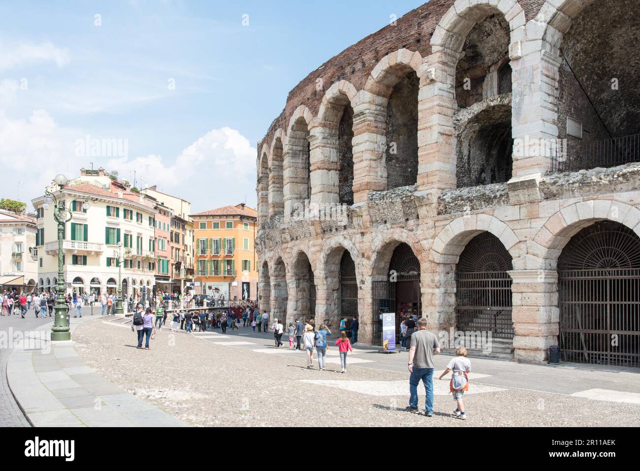 VÉRONE, ITALIE, AVRIL 23 : touristes dans l'arène de Vérone, Italie, 23 avril 2014. L'amphithéâtre pourrait accueillir plus de 30 000 spectateurs dans l'ancienne Banque D'Images