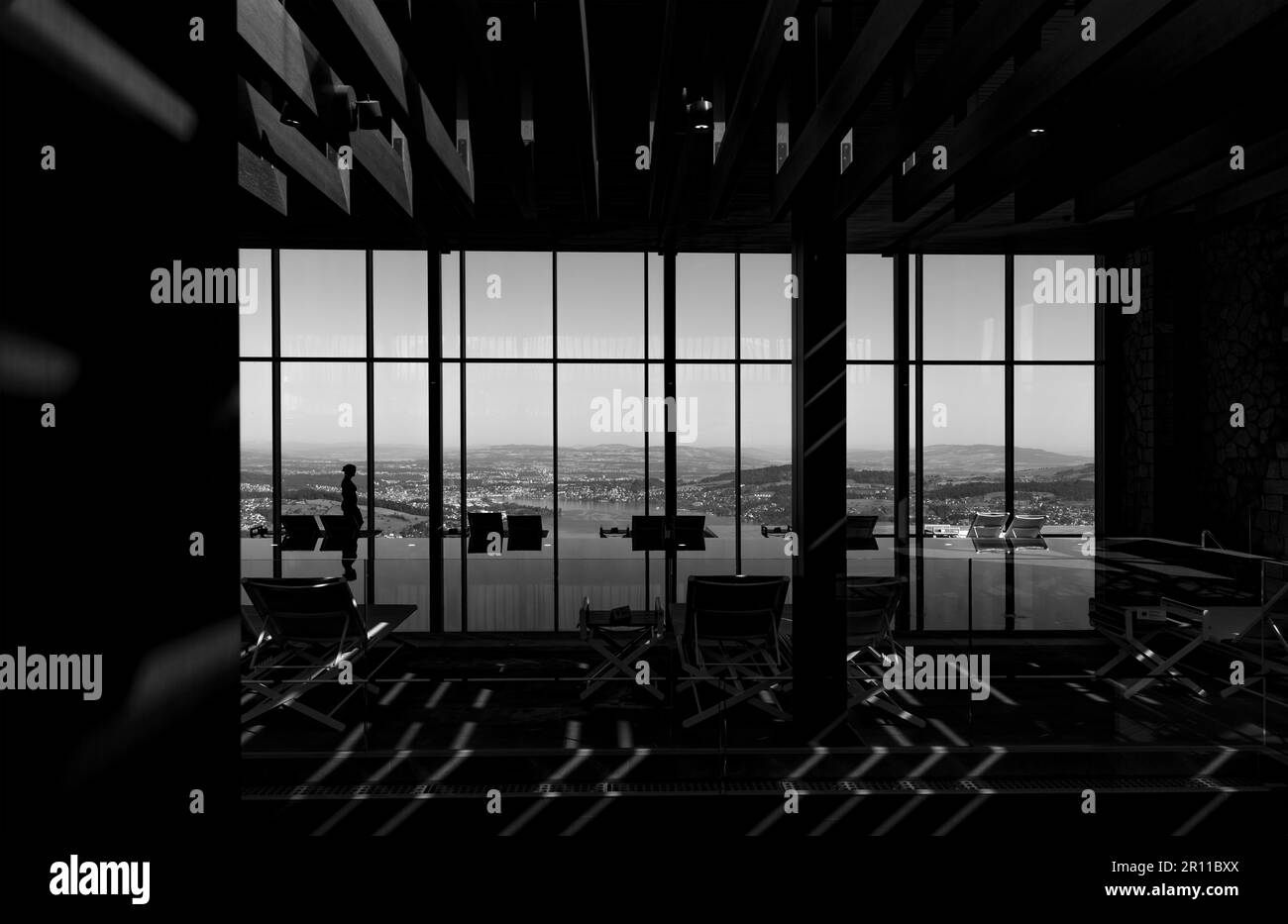 Piscine à débordement avec vue fenêtre sur la ville et le lac de Lucerne en Sunny Day à Lucerne, Suisse Banque D'Images