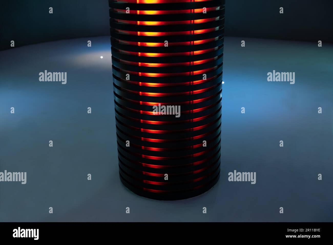 Rayures rouges illuminées sur une colonne moderne en Suisse Banque D'Images