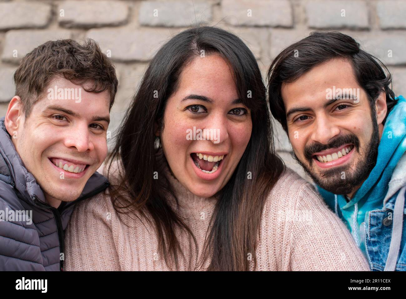 Portrait de trois amis souriants regardant l'appareil photo Banque D'Images