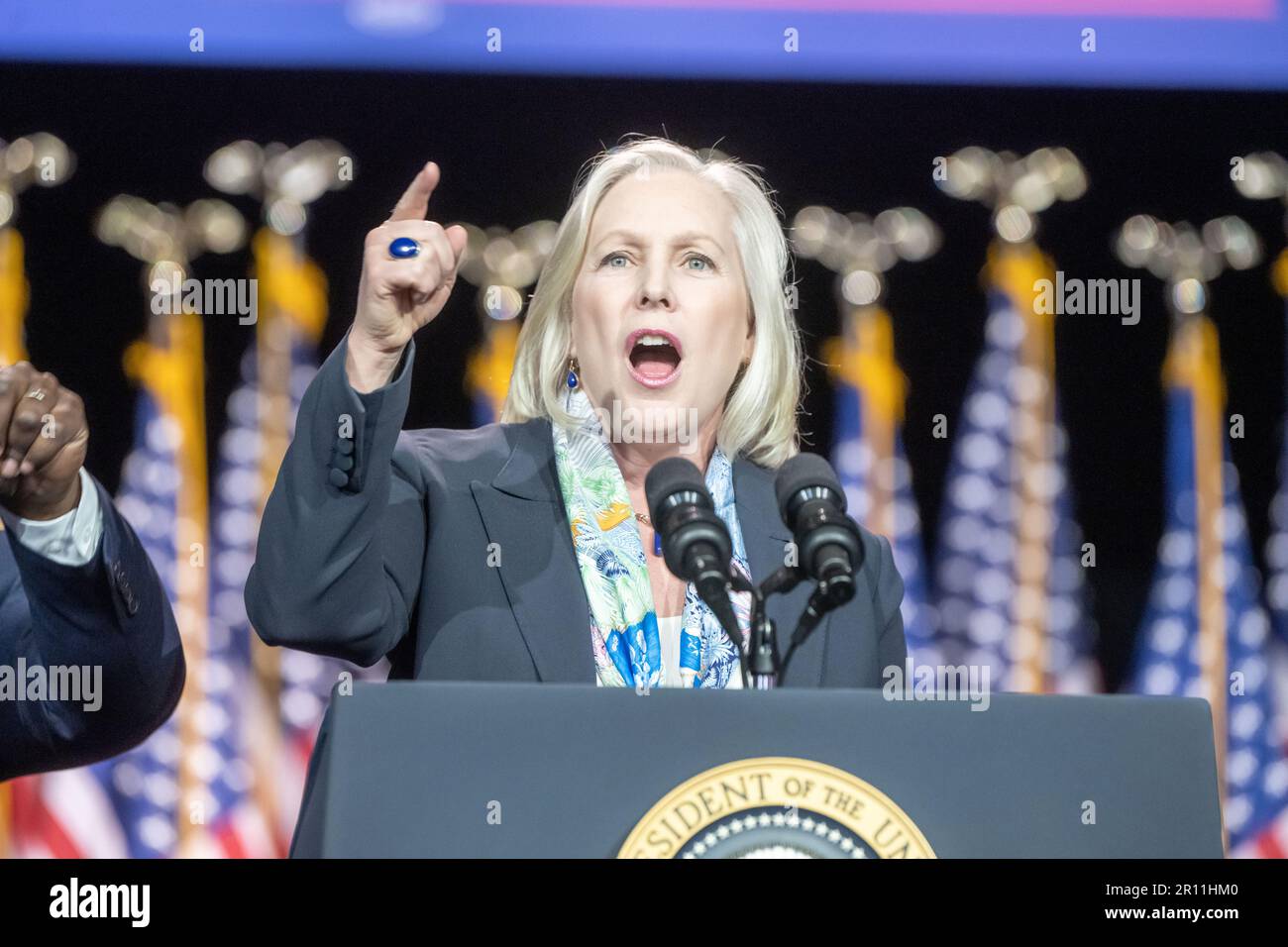 Valhalla, États-Unis. 10th mai 2023. ÉTATS-UNIS Le sénateur Kirsten Gillicand (D-NY) parle lors d'un événement avec le président américain Joe Biden au SUNY Westchester Community College de Valhalla, New York. ÉTATS-UNIS Le président Joe Biden a dénoncé mercredi les réductions de dépenses exigées par les Républicains comme étant « délimitées », en présentant son argument dans un discours de campagne aux électeurs alors que les législateurs se réunissaient à Washington pour augmenter le plafond d'emprunt du gouvernement afin d'éviter une catastrophe potentielle pour les États-Unis Crédit : SOPA Images Limited/Alamy Live News Banque D'Images