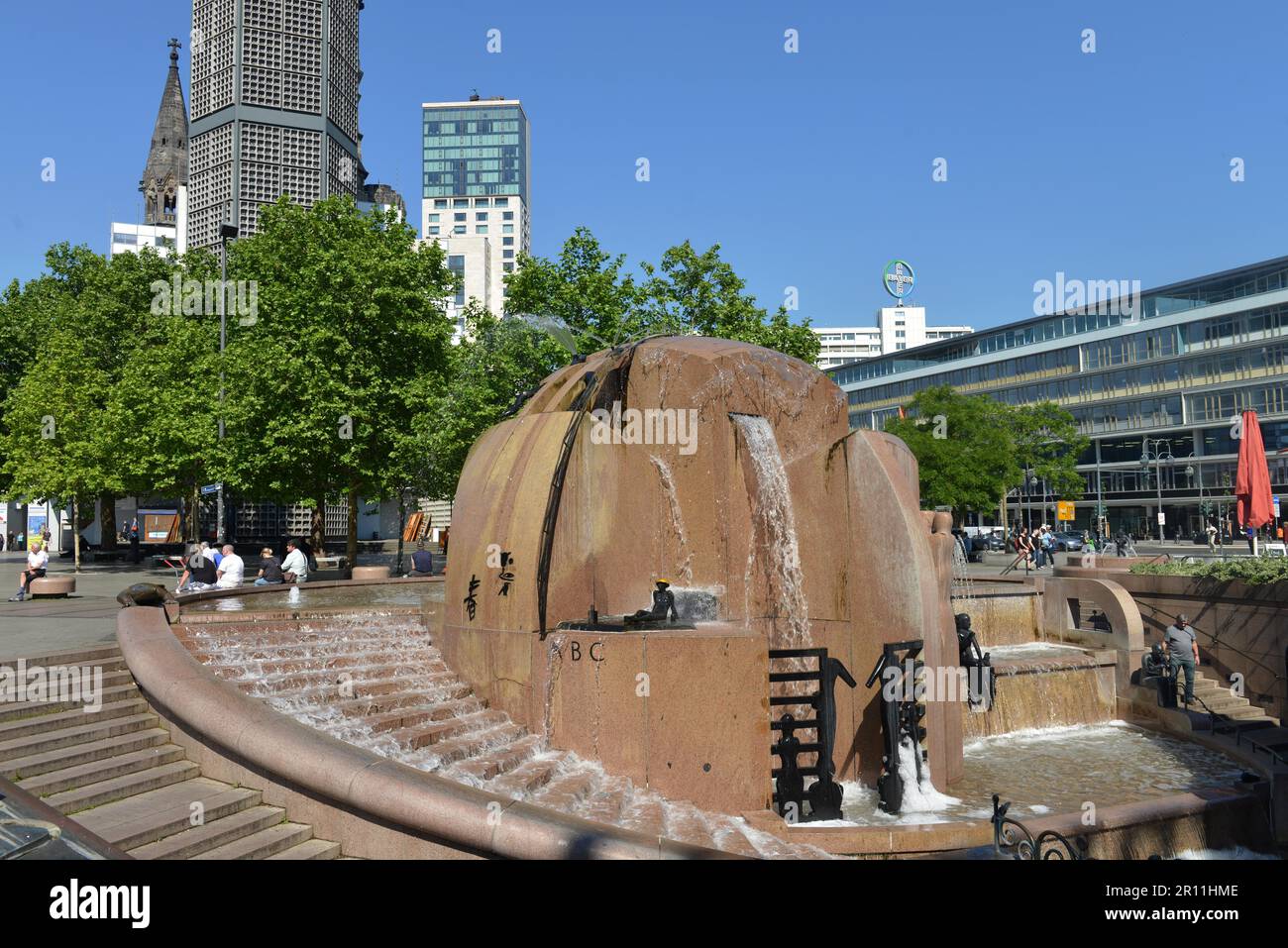 Fontaine du globe, Breitscheidplatz, Charlottenburg, Berlin, Allemagne Banque D'Images