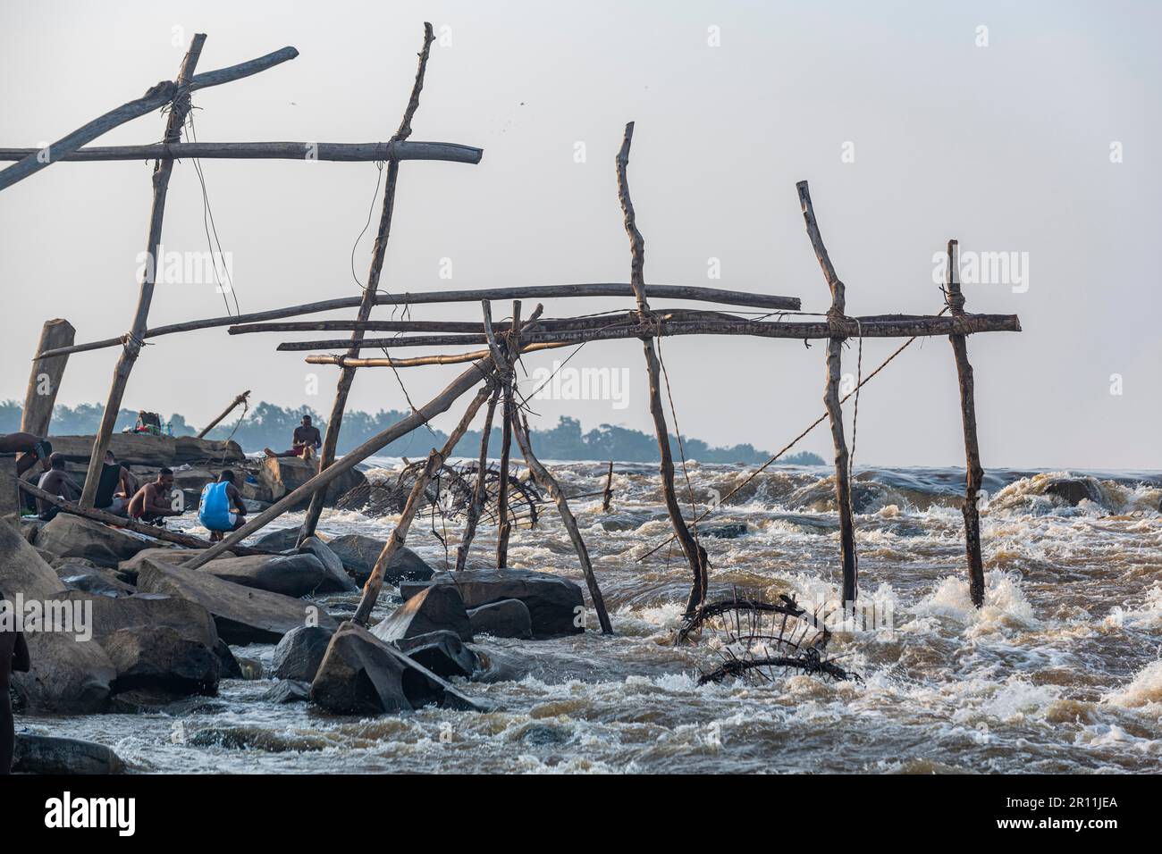 Trépieds en bois avec paniers attachés, tribu Wagenya, Kisangani, fleuve Congo, RD Congo Banque D'Images