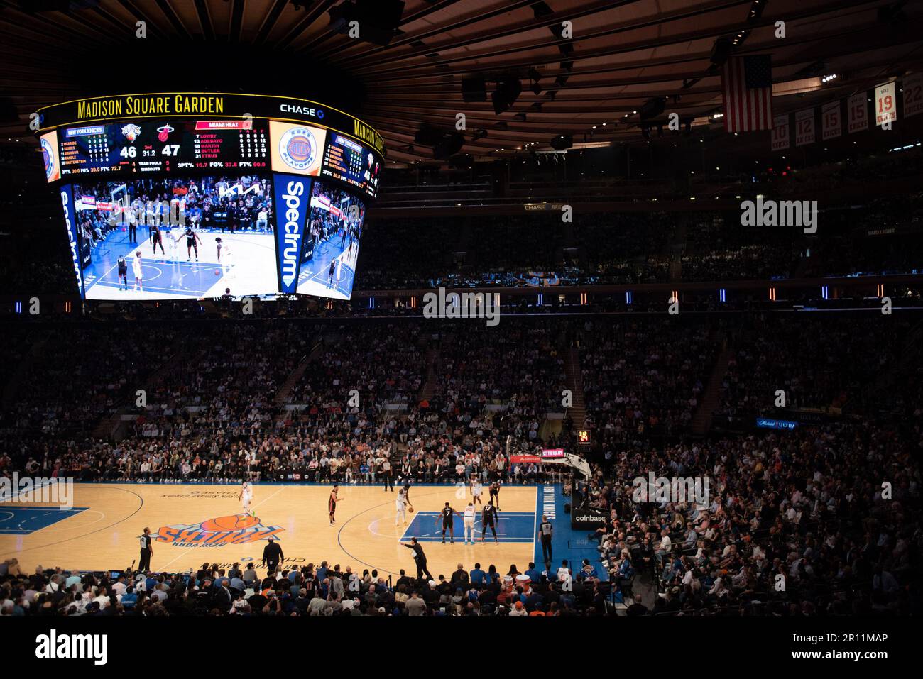 NEW YORK, NY - 10 MAI : Julius Randle #30 des New York Knicks se prépare à tirer le ballon pendant le match cinq des demi-finales de la Conférence de l'est lors des éliminatoires de la NBA 2023 contre la chaleur de Miami au Madison Square Garden sur 10 mai 2023 à New York/NY. (Photo de Stephen Nadler/PxImages) Banque D'Images