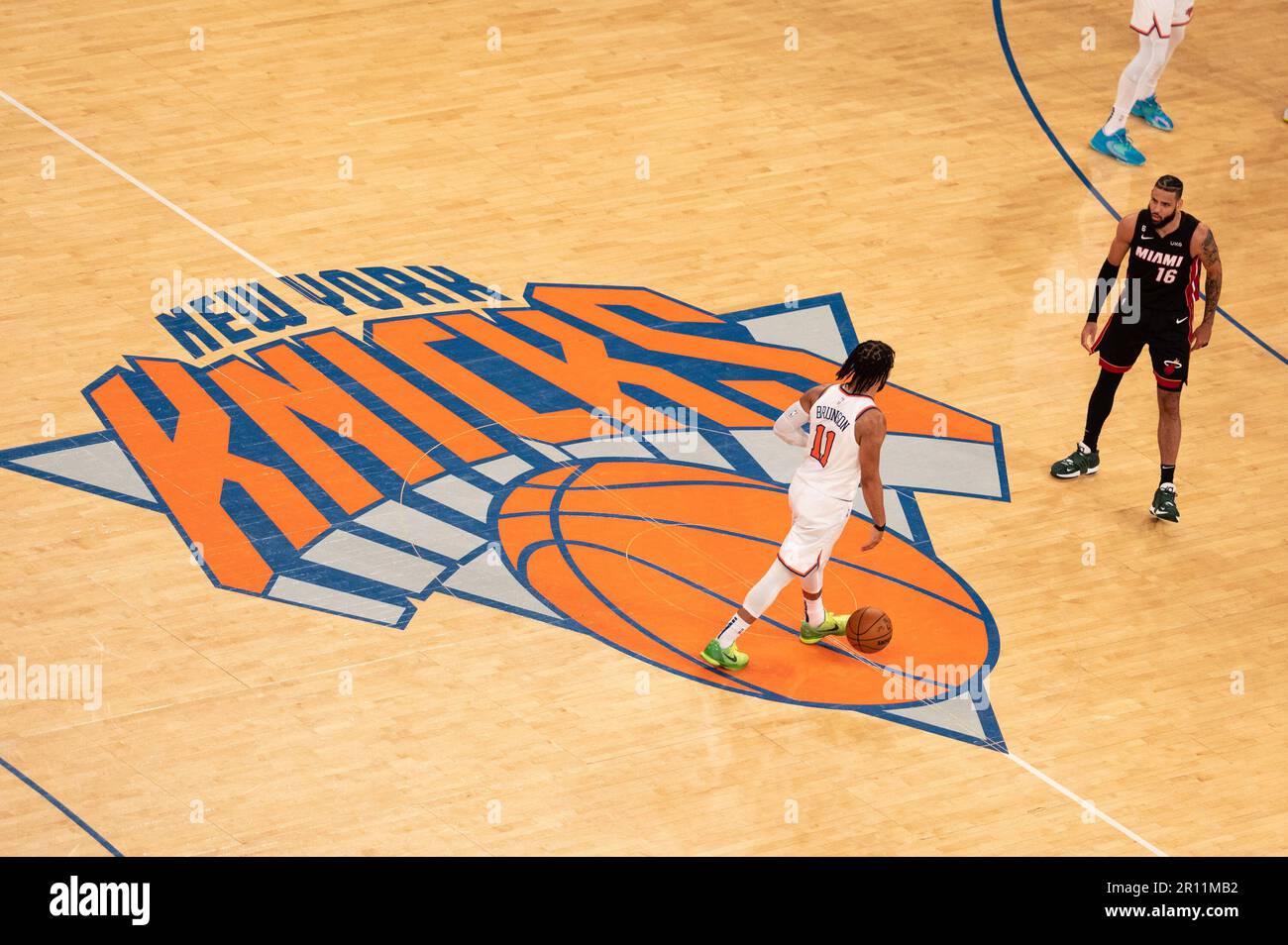 NEW YORK, NY - 10 MAI : Jalen Brunson #11 des New York Knicks conduit au panier pendant le match cinq des demi-finales de la Conférence de l'est dans les séries éliminatoires de la NBA 2023 contre la chaleur de Miami au Madison Square Garden sur 10 mai 2023 à New York/NY. (Photo de Stephen Nadler/PxImages) Banque D'Images