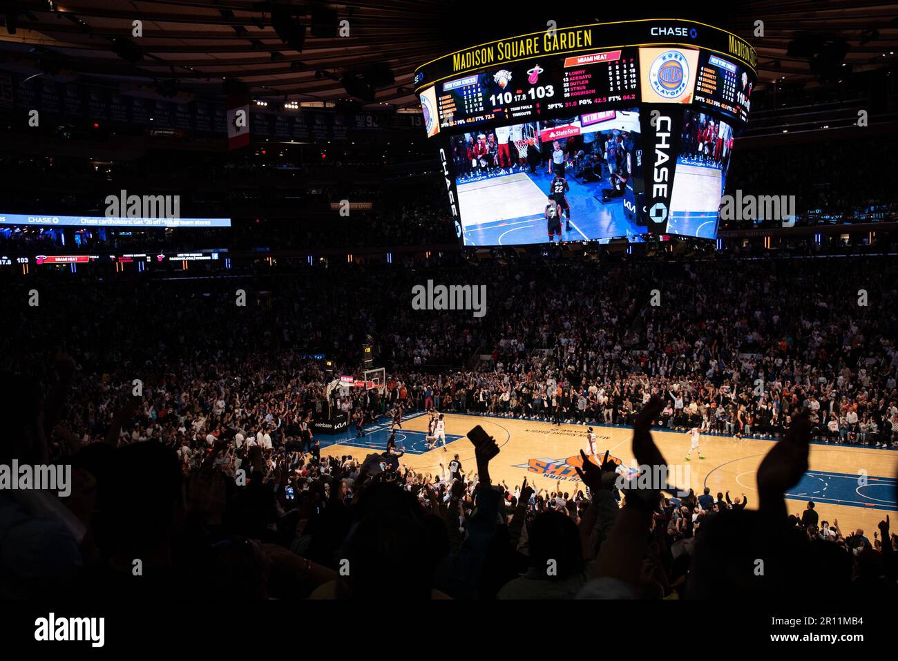 NEW YORK, NY - MAI 10 : une vue d'ensemble du jeu cinq des demi-finales de la Conférence de l'est dans les séries de 2023 de la NBA entre le New York Knick et Miami Heat à Madison Square Garden sur 10 mai 2023 à New York/NY. (Photo de Stephen Nadler/PxImages) Banque D'Images