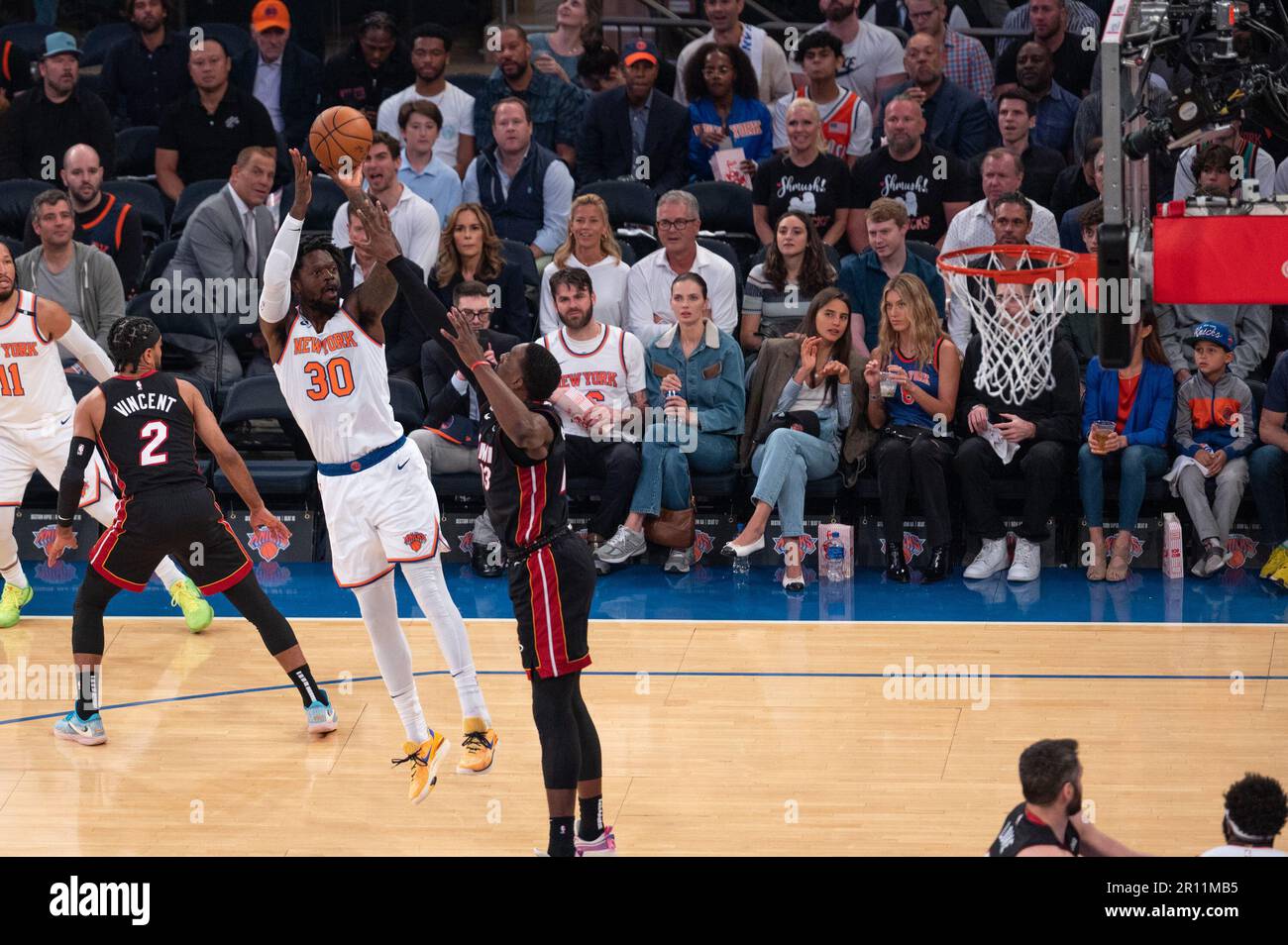 NEW YORK, NY - 10 MAI : Julius Randle #30 des New York Knicks tire le ballon pendant le match cinq des demi-finales de la Conférence de l'est dans les éliminatoires de la NBA 2023 contre la chaleur de Miami au Madison Square Garden sur 10 mai 2023 à New York/NY. (Photo de Stephen Nadler/PxImages) Banque D'Images
