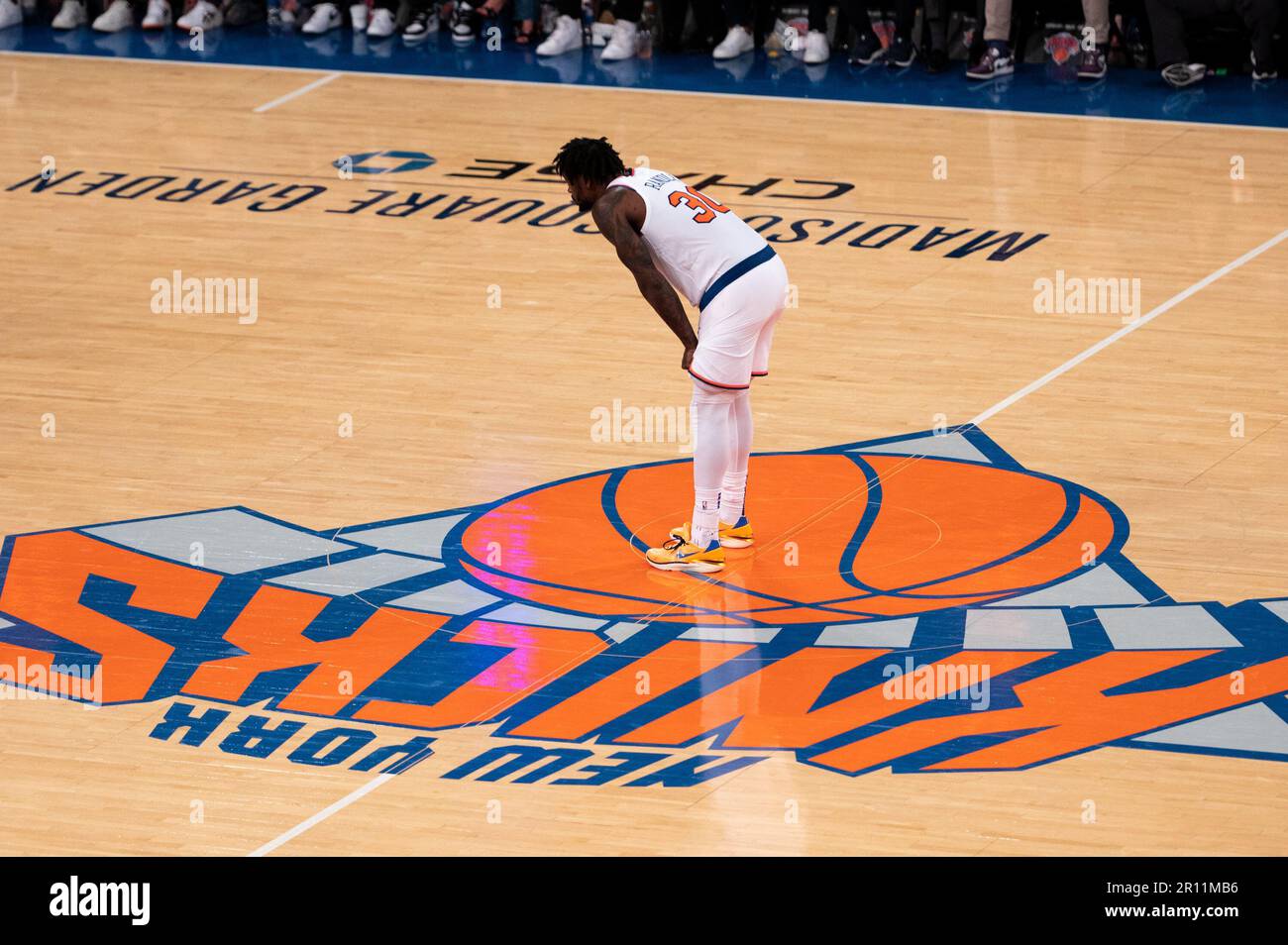 NEW YORK, NY - 10 MAI : Julius Randle #30 des New York Knicks réagit pendant le match cinq des demi-finales de la Conférence de l'est lors des éliminatoires de la NBA 2023 contre la chaleur de Miami au Madison Square Garden sur 10 mai 2023 à New York/NY. (Photo de Stephen Nadler/PxImages) Banque D'Images