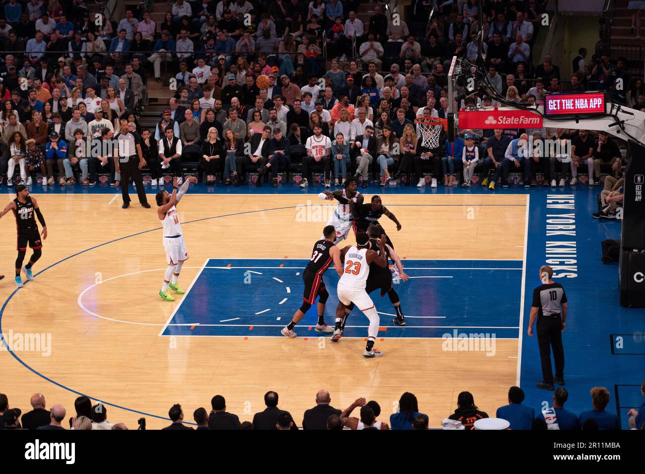NEW YORK, NY - 10 MAI : Jalen Brunson #11 des New York Knicks tire le ballon pendant le match cinq des demi-finales de la Conférence de l'est dans les séries éliminatoires de la NBA 2023 contre la chaleur de Miami au Madison Square Garden sur 10 mai 2023 à New York/NY. (Photo de Stephen Nadler/PxImages) Banque D'Images