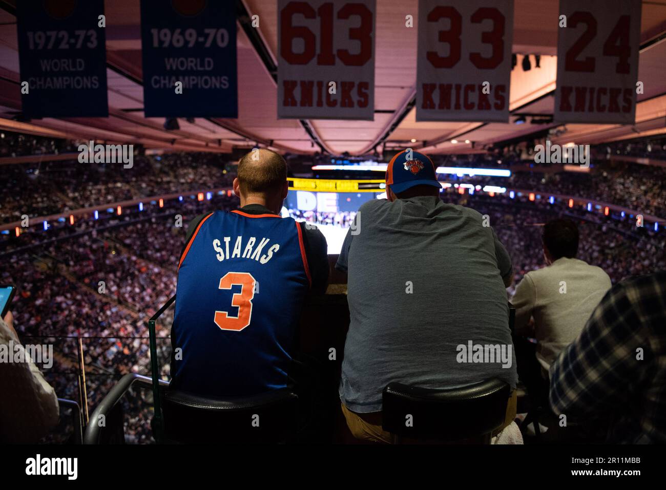 NEW YORK, NY - 10 MAI : les fans des New York Knicks avant le match cinq des demi-finales de la Conférence de l'est dans les séries de 2023 de la NBA entre le New York Knick et Miami Heat à Madison Square Garden sur 10 mai 2023 à New York/NY. (Photo de Stephen Nadler/PxImages) Banque D'Images