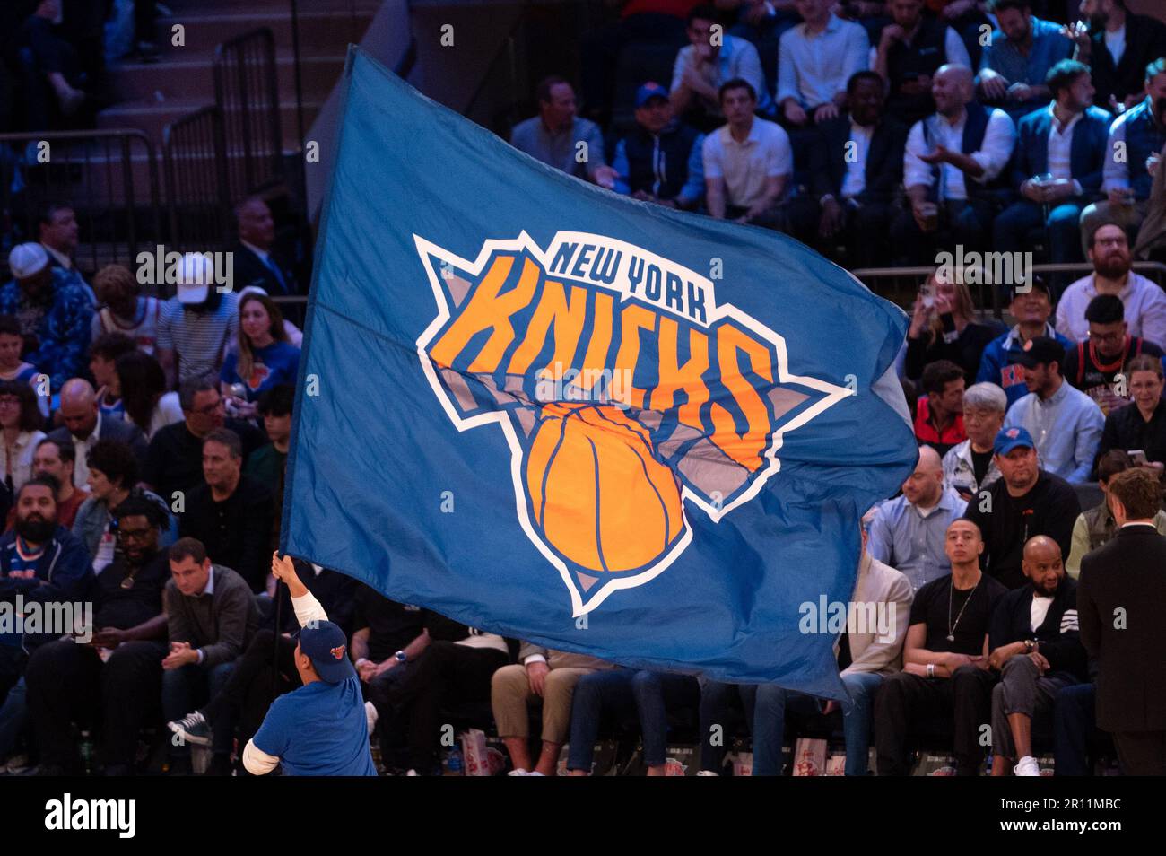 NEW YORK, NY - 10 MAI : un homme avec un drapeau des York Knicks pendant le match cinq demi-finales de la Conférence de l'est dans les séries de 2023 de la NBA entre le New York Knick et Miami Heat à Madison Square Garden sur 10 mai 2023 à New York/NY. (Photo de Stephen Nadler/PxImages) Banque D'Images