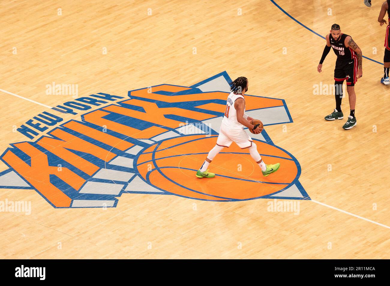 NEW YORK, NY - 10 MAI : Jalen Brunson #11 des New York Knicks s'occupe du ballon pendant le match cinq des demi-finales de la Conférence de l'est lors des éliminatoires de la NBA 2023 contre la chaleur de Miami au Madison Square Garden sur 10 mai 2023 à New York/NY. (Photo de Stephen Nadler/PxImages) Banque D'Images