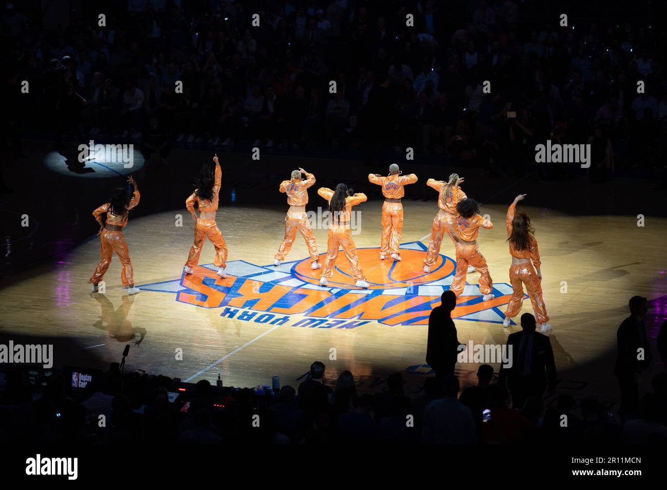 NEW YORK, NY - 10 MAI : des danseurs se produisent avant le match cinq des demi-finales de la Conférence de l'est lors des séries éliminatoires de la NBA 2023 entre le New York Knick et Miami Heat au Madison Square Garden sur 10 mai 2023 à New York/NY. (Photo de Stephen Nadler/PxImages) Banque D'Images