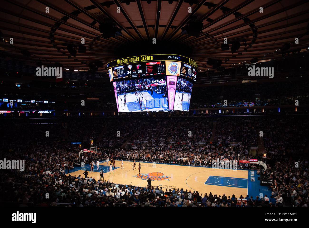 NEW YORK, NY - MAI 10 : une vue d'ensemble du jeu cinq des demi-finales de la Conférence de l'est dans les séries de 2023 de la NBA entre le New York Knick et Miami Heat à Madison Square Garden sur 10 mai 2023 à New York/NY. (Photo de Stephen Nadler/PxImages) Banque D'Images