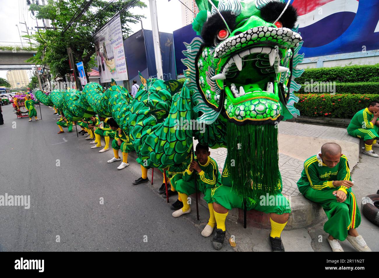 Une parade colorée le long de Charoen Nakhon Rd à Bangkok, en Thaïlande. Banque D'Images