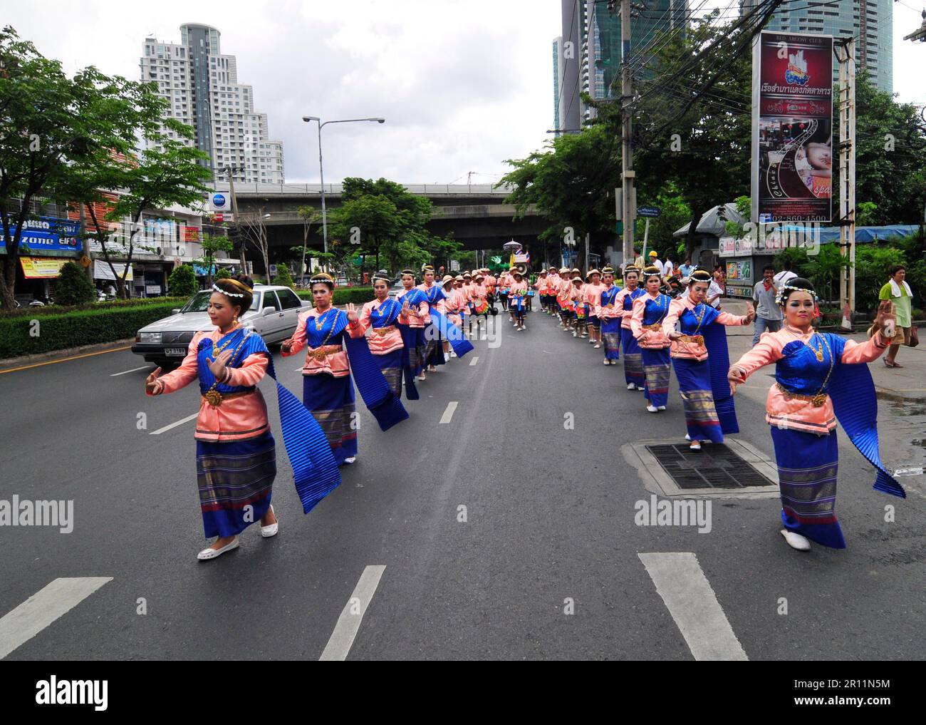 Une parade colorée le long de Charoen Nakhon Rd à Bangkok, en Thaïlande. Banque D'Images
