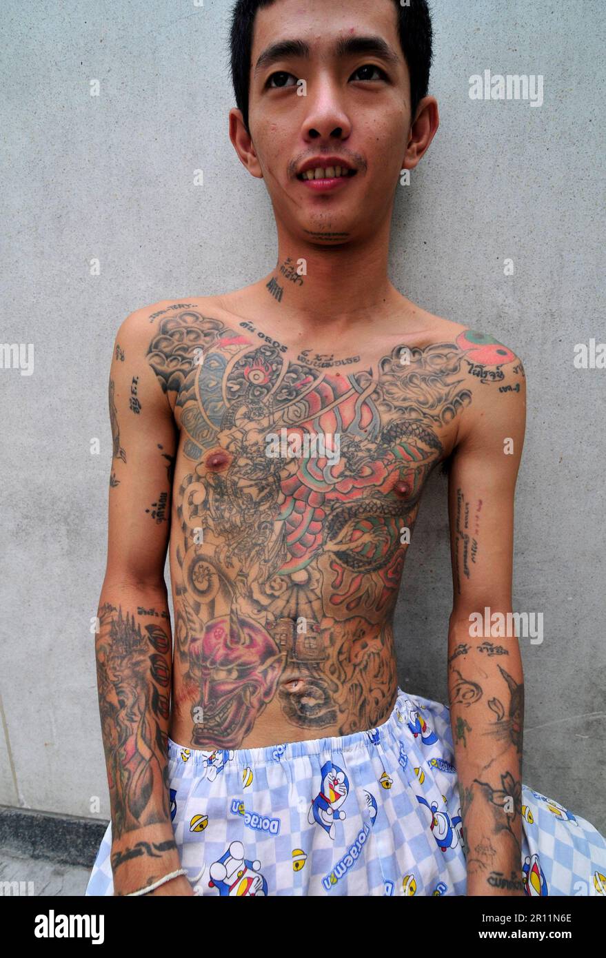 Un homme thaïlandais avec des tatouages colorés sur son corps. Bangkok, Thaïlande. Banque D'Images