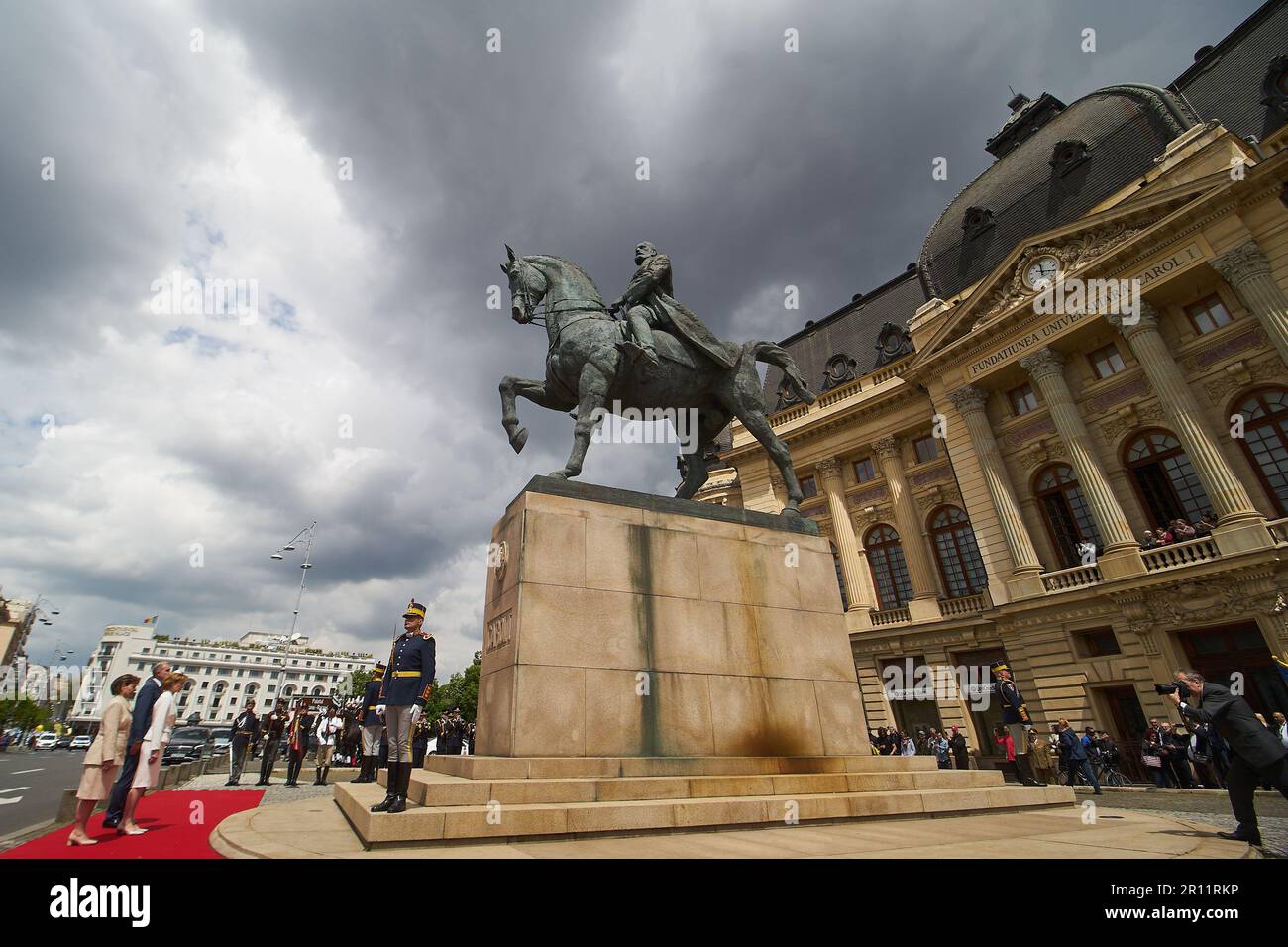 Bucarest, Roumanie. 10th mai 2023 : sa Majesté Margareta et le prince Radu, accompagnés de la princesse Sofia, assistent à la cérémonie militaire à l'occasion de la Journée nationale de la royauté à la statue du roi Carol Ier de Roumanie, à Bucarest. Credit: Lucien Alecu/Alamy Live News Banque D'Images