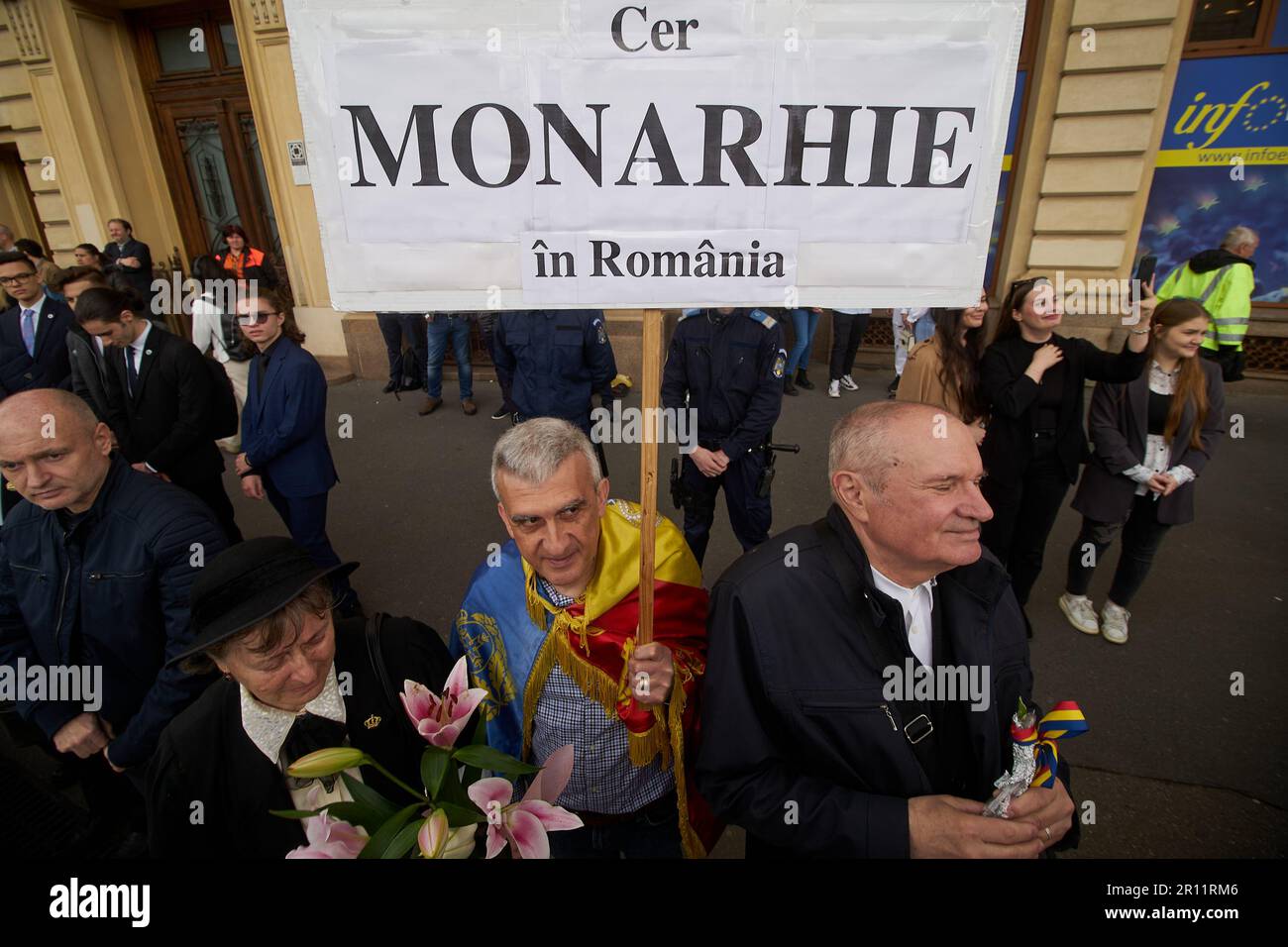 Bucarest, Roumanie. 10th mai 2023 : les partisans de la monarchie lors de la cérémonie militaire à l'occasion de la Journée nationale de la royauté, à Bucarest. Credit: Lucien Alecu/Alamy Live News Banque D'Images