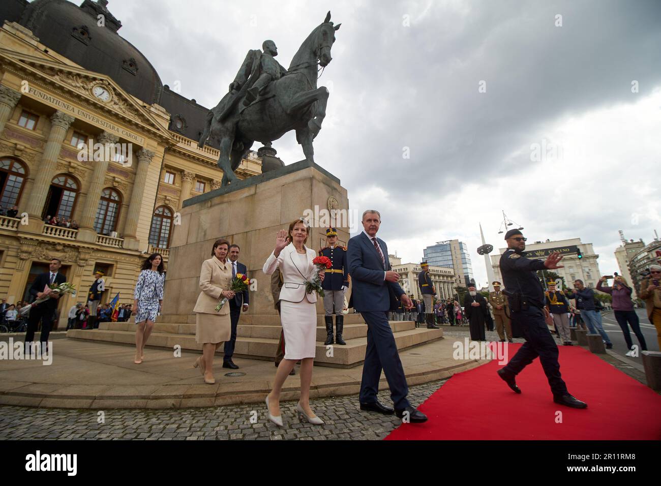 Bucarest, Roumanie. 10th mai 2023 : sa Majesté Margareta (C) et le prince Radu (C-R), accompagnés de la princesse Sofia (C-L) partent à la fin de la cérémonie militaire à l'occasion de la Journée nationale des royalties, à Bucarest. Credit: Lucien Alecu/Alamy Live News Banque D'Images