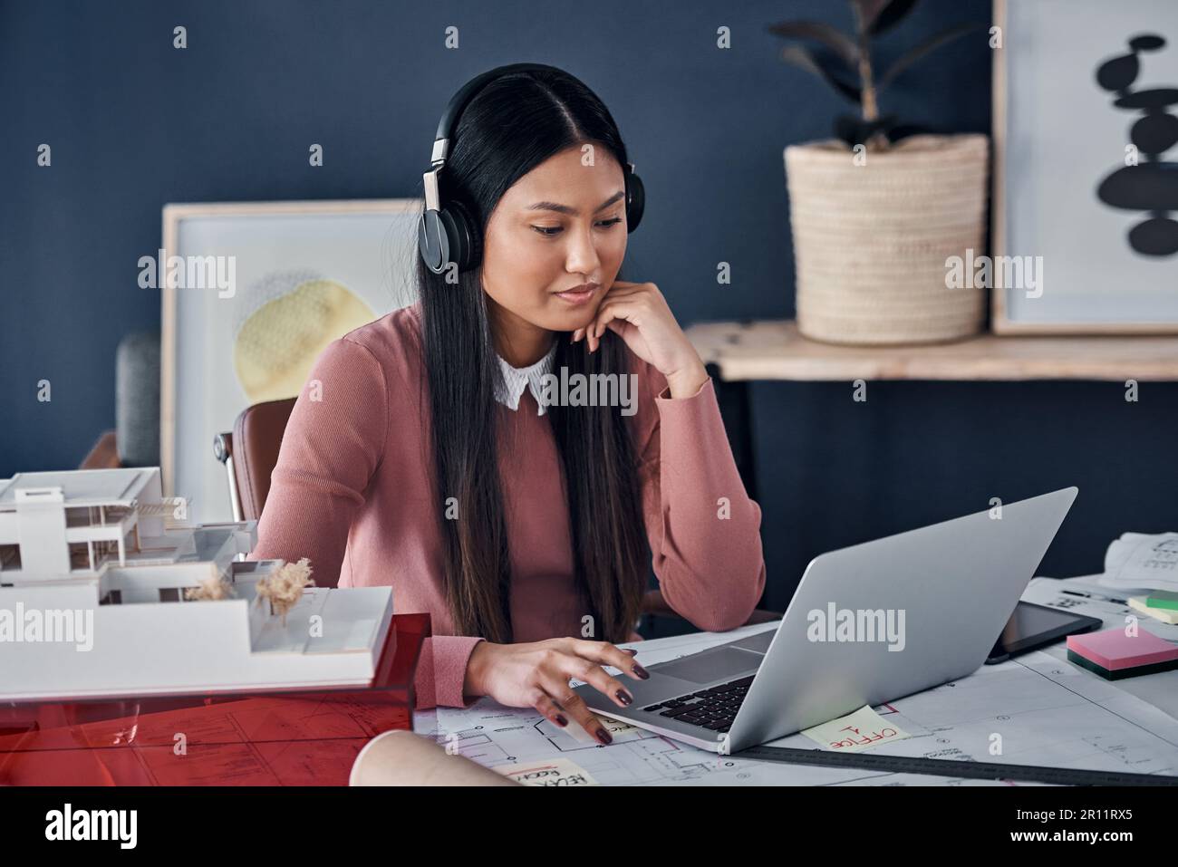 Je me suis coincé dans ma zone de production. une jeune architecte attirante qui porte un casque