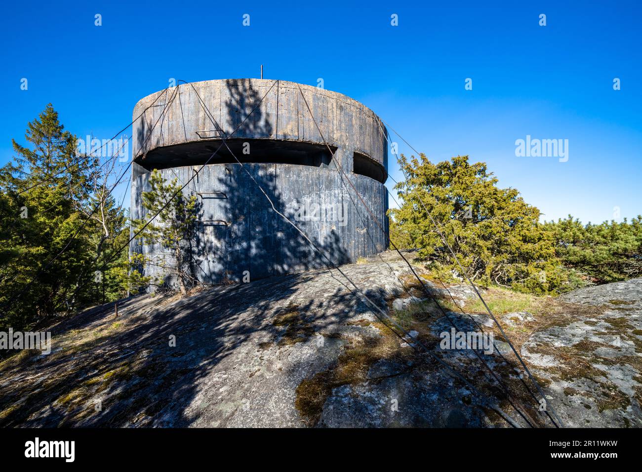 Une vieille tour de contrôle de tir en temps de guerre sur l'île de Porsö, Inkoo, Finlande Banque D'Images
