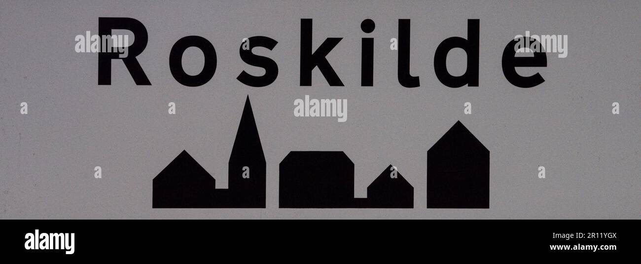 Panneau routier noir et gris Roskilde avec contours de la ville, Roskilde, Danemark, 29 mai 2021 Banque D'Images