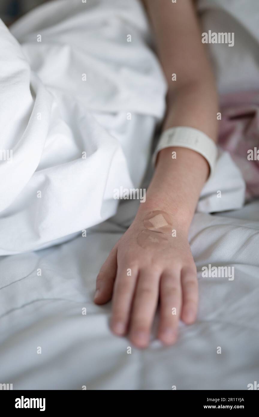 Main enfant avec bandage après examen clinique en vue rapprochée Banque D'Images