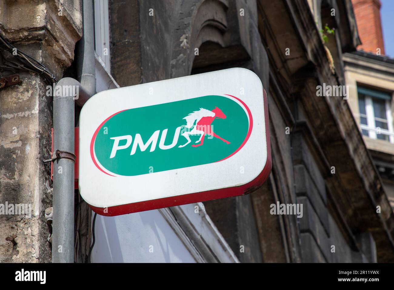 Bordeaux , Aquitaine France - 05 09 2023 : logo PMU marque et cheval texte signe sur le mur de publicité façade magasin de paris français organisation s sport Banque D'Images
