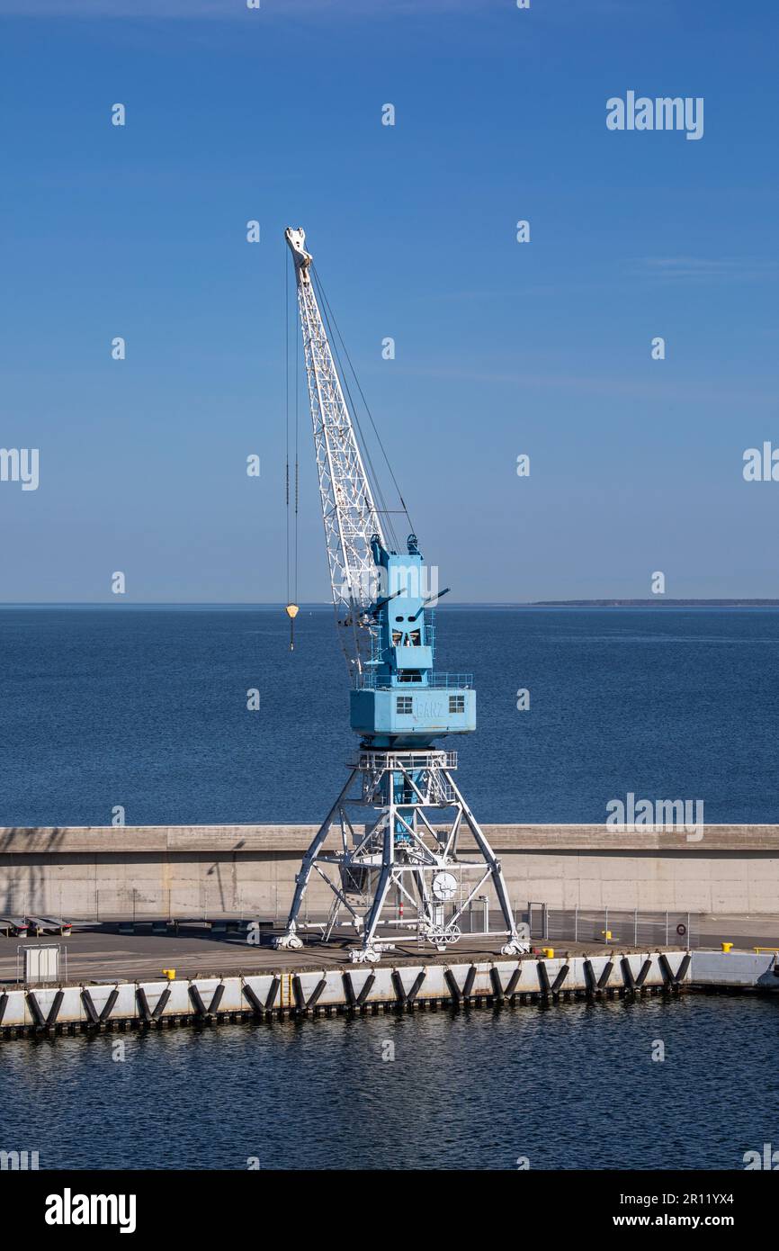 Grue du port de Ganz bleu clair dans le port de Tallinn, Estonie Banque D'Images