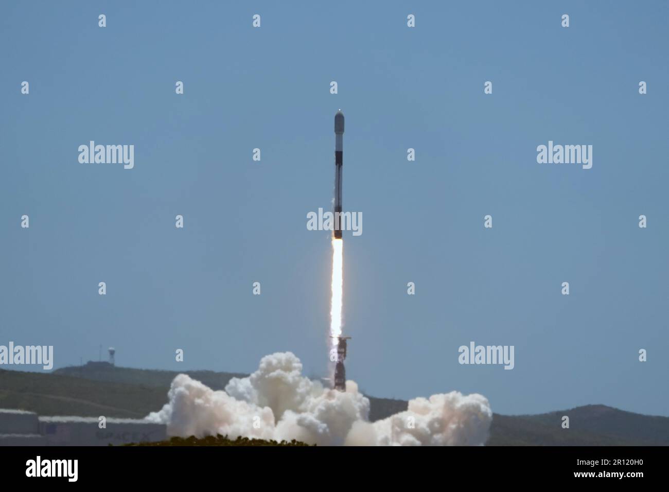 Une fusée SpaceX Falcon 9 transportant 51 satellites Starlink en orbite terrestre basse est lancée depuis le complexe de lancement 4 est de la base spatiale de Vandenberg (SLC-4E) à Lompoc, Calif, mercredi 10 mai 2023. Banque D'Images