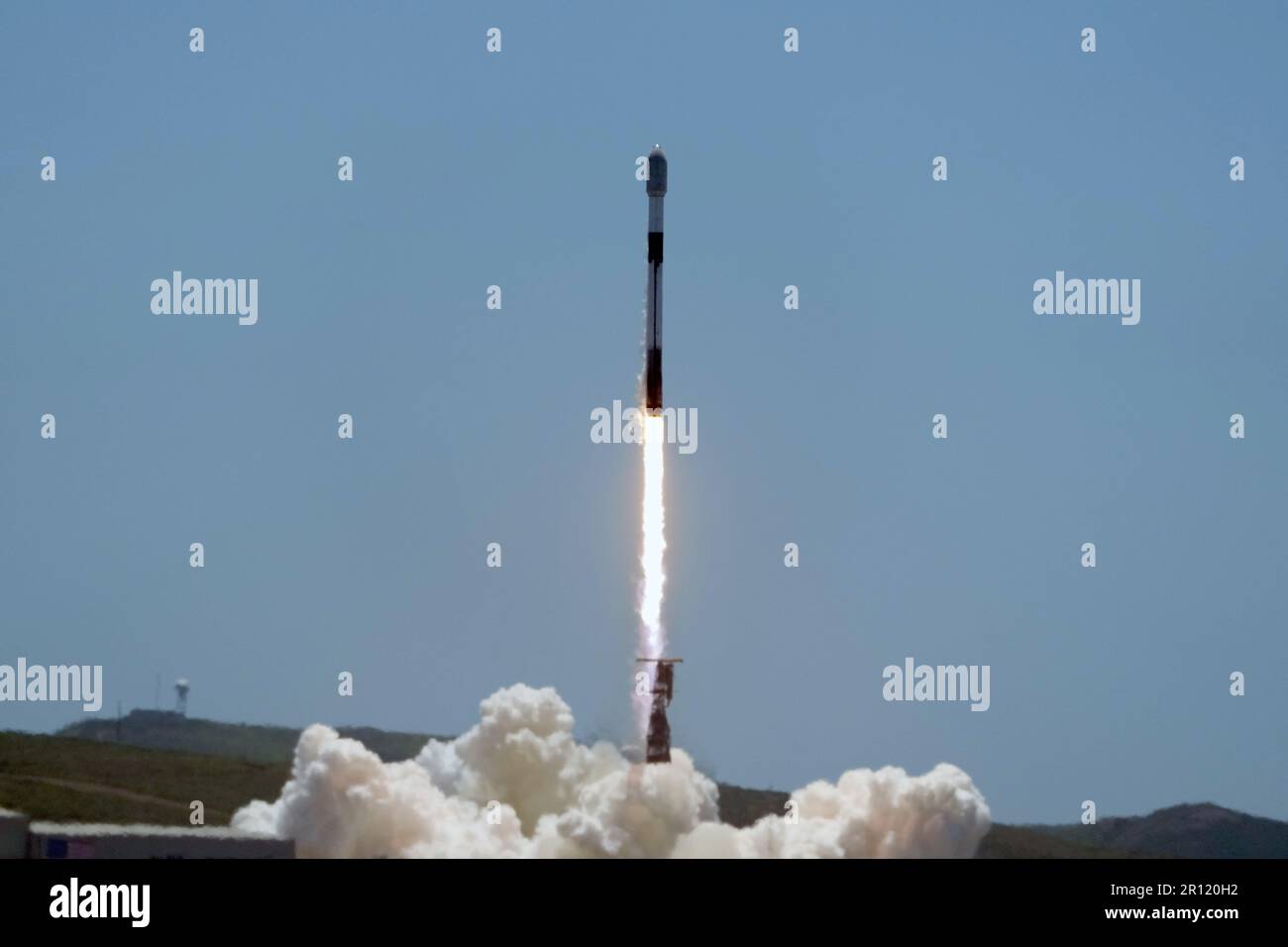 Une fusée SpaceX Falcon 9 transportant 51 satellites Starlink en orbite terrestre basse est lancée depuis le complexe de lancement 4 est de la base spatiale de Vandenberg (SLC-4E) à Lompoc, Calif, mercredi 10 mai 2023. Banque D'Images