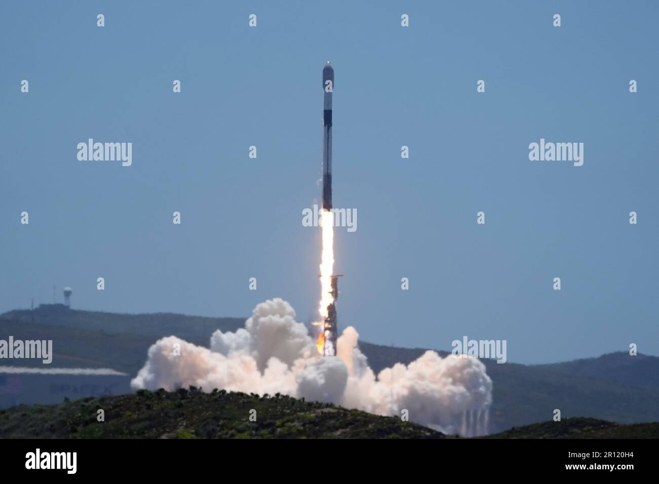 Une fusée SpaceX Falcon 9 transportant 51 satellites Starlink en orbite terrestre basse est lancée depuis le complexe de lancement 4 est de la base spatiale de Vandenberg (SLC-4E) à Lompoc, Calif, mercredi 10 mai 2023. Banque D'Images
