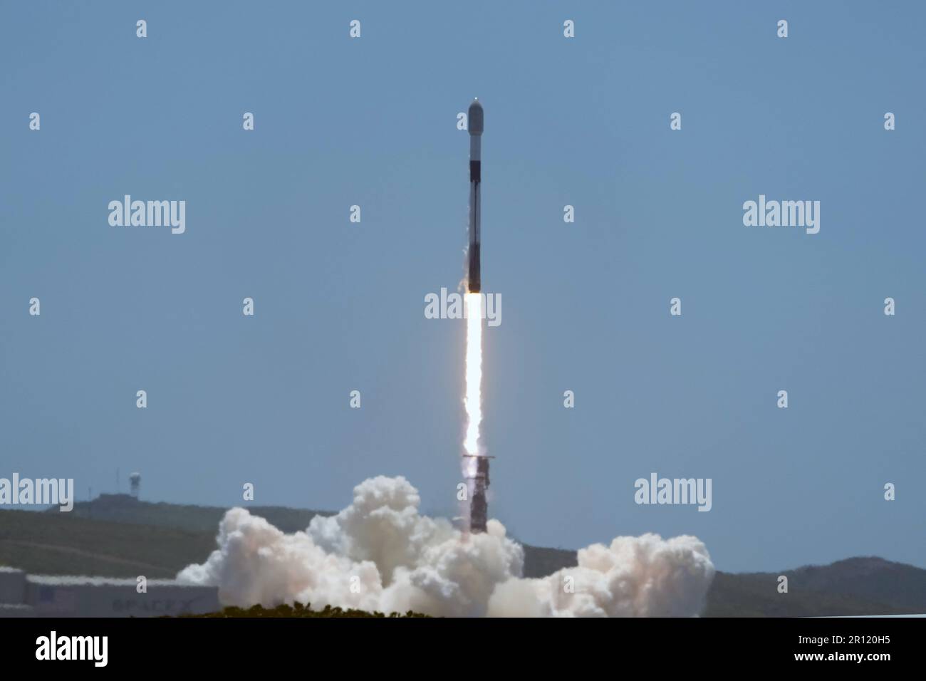 Une fusée SpaceX Falcon 9 transportant 51 satellites Starlink en orbite terrestre basse est lancée depuis le complexe de lancement 4 est de la base spatiale de Vandenberg (SLC-4E) à Lompoc, Calif, mercredi 10 mai 2023. Banque D'Images