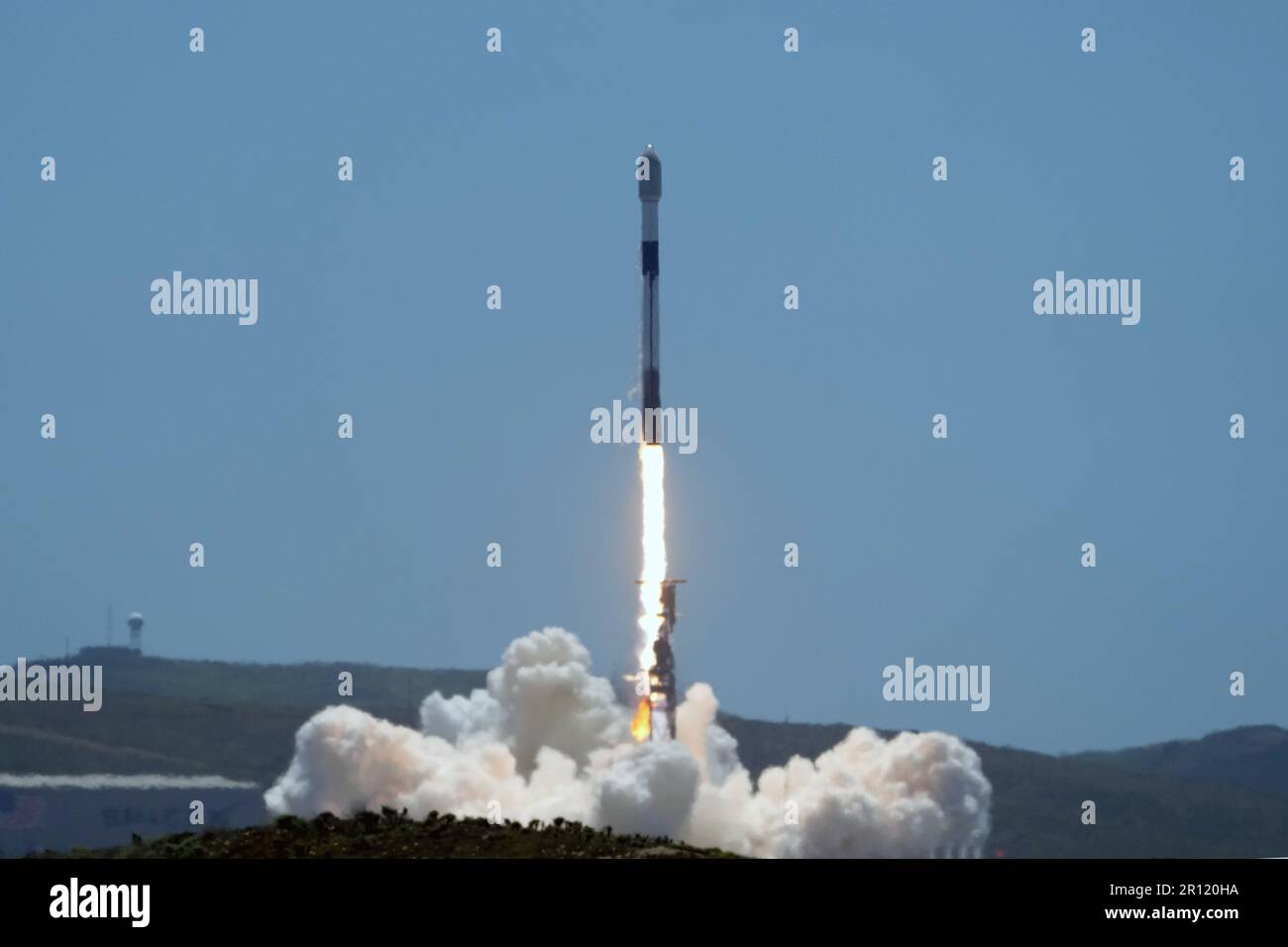 Une fusée SpaceX Falcon 9 transportant 51 satellites Starlink en orbite terrestre basse est lancée depuis le complexe de lancement 4 est de la base spatiale de Vandenberg (SLC-4E) à Lompoc, Calif, mercredi 10 mai 2023. Banque D'Images