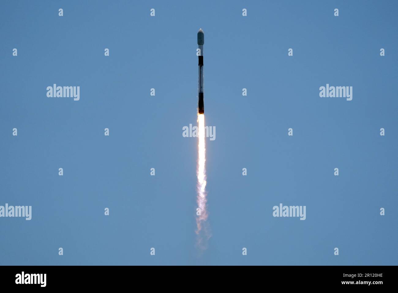 Une fusée SpaceX Falcon 9 transportant 51 satellites Starlink en orbite terrestre basse est lancée depuis le complexe de lancement 4 est de la base spatiale de Vandenberg (SLC-4E) à Lompoc, Calif, mercredi 10 mai 2023. Banque D'Images