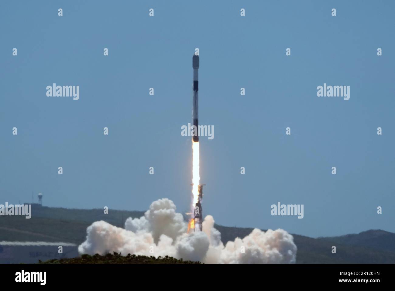 Une fusée SpaceX Falcon 9 transportant 51 satellites Starlink en orbite terrestre basse est lancée depuis le complexe de lancement 4 est de la base spatiale de Vandenberg (SLC-4E) à Lompoc, Calif, mercredi 10 mai 2023. Banque D'Images