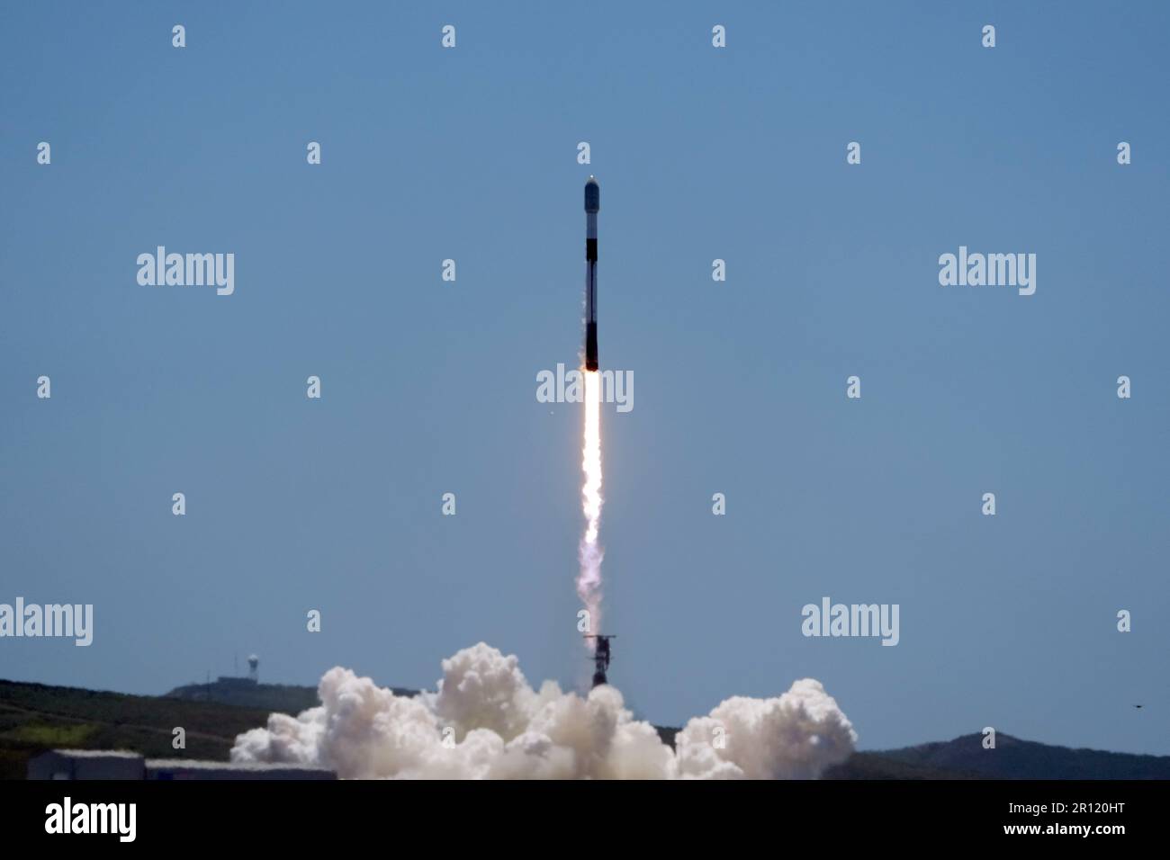 Une fusée SpaceX Falcon 9 transportant 51 satellites Starlink en orbite terrestre basse est lancée depuis le complexe de lancement 4 est de la base spatiale de Vandenberg (SLC-4E) à Lompoc, Calif, mercredi 10 mai 2023. Banque D'Images