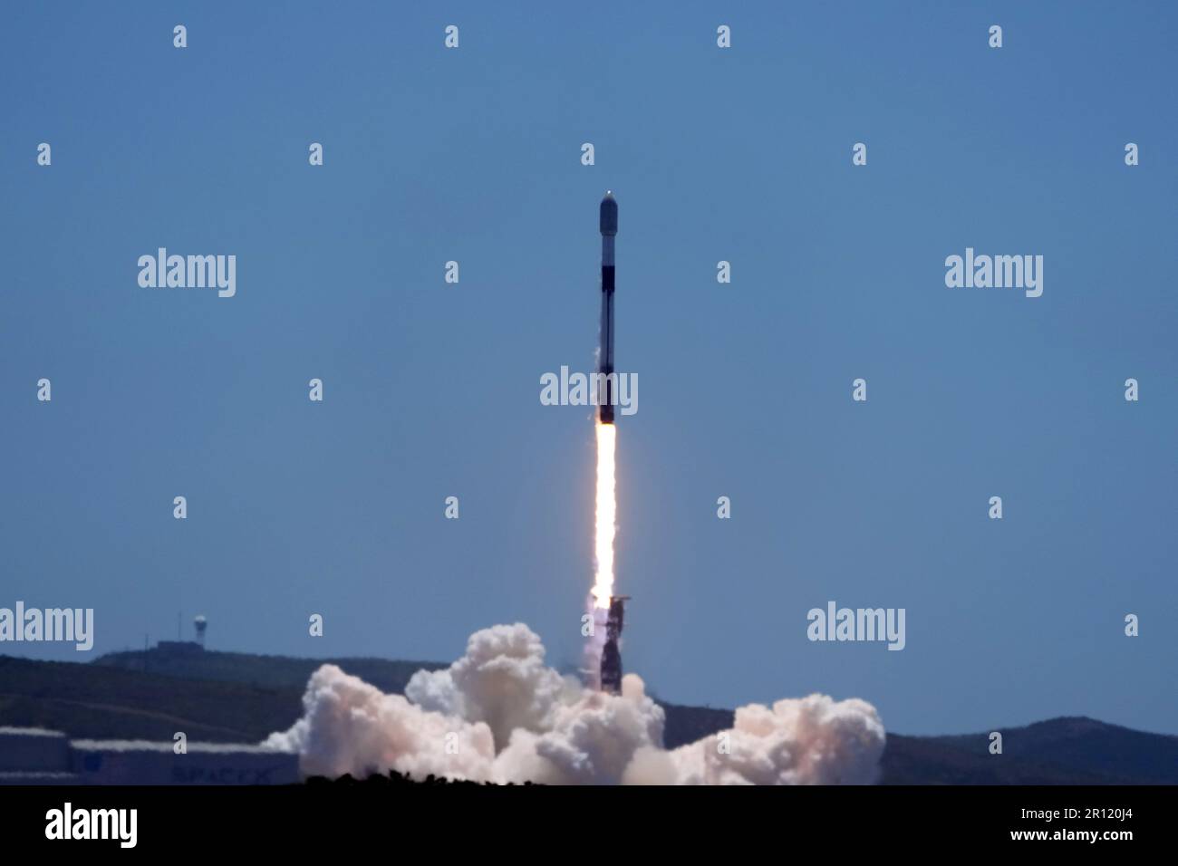 Une fusée SpaceX Falcon 9 transportant 51 satellites Starlink en orbite terrestre basse est lancée depuis le complexe de lancement 4 est de la base spatiale de Vandenberg (SLC-4E) à Lompoc, Calif, mercredi 10 mai 2023. Banque D'Images