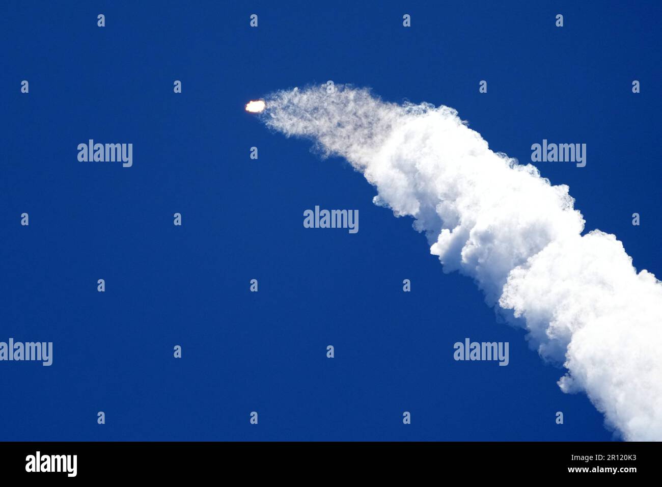 Une fusée SpaceX Falcon 9 transportant 51 satellites Starlink en orbite terrestre basse est lancée depuis le complexe de lancement 4 est de la base spatiale de Vandenberg (SLC-4E) à Lompoc, Calif, mercredi 10 mai 2023. Banque D'Images