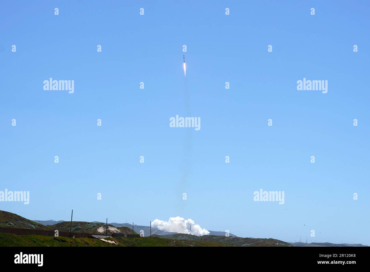 Une fusée SpaceX Falcon 9 transportant 51 satellites Starlink en orbite terrestre basse est lancée depuis le complexe de lancement 4 est de la base spatiale de Vandenberg (SLC-4E) à Lompoc, Calif, mercredi 10 mai 2023. Banque D'Images