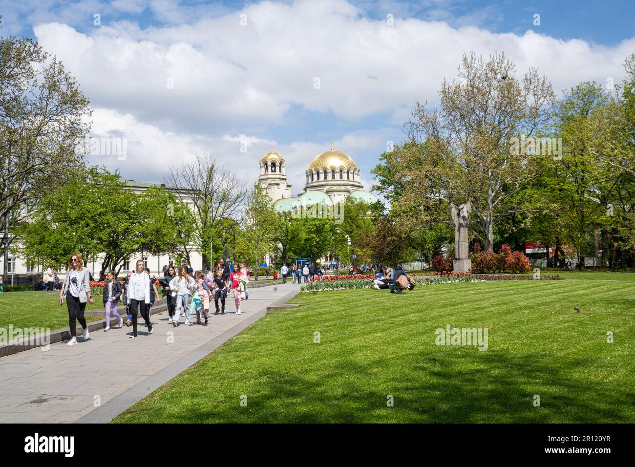 Sofia, Bulgarie. Mai 2023. St. Kl. Les jardins d'Ohridski avec les dômes de la cathédrale Alexandre Nevsky en arrière-plan Banque D'Images