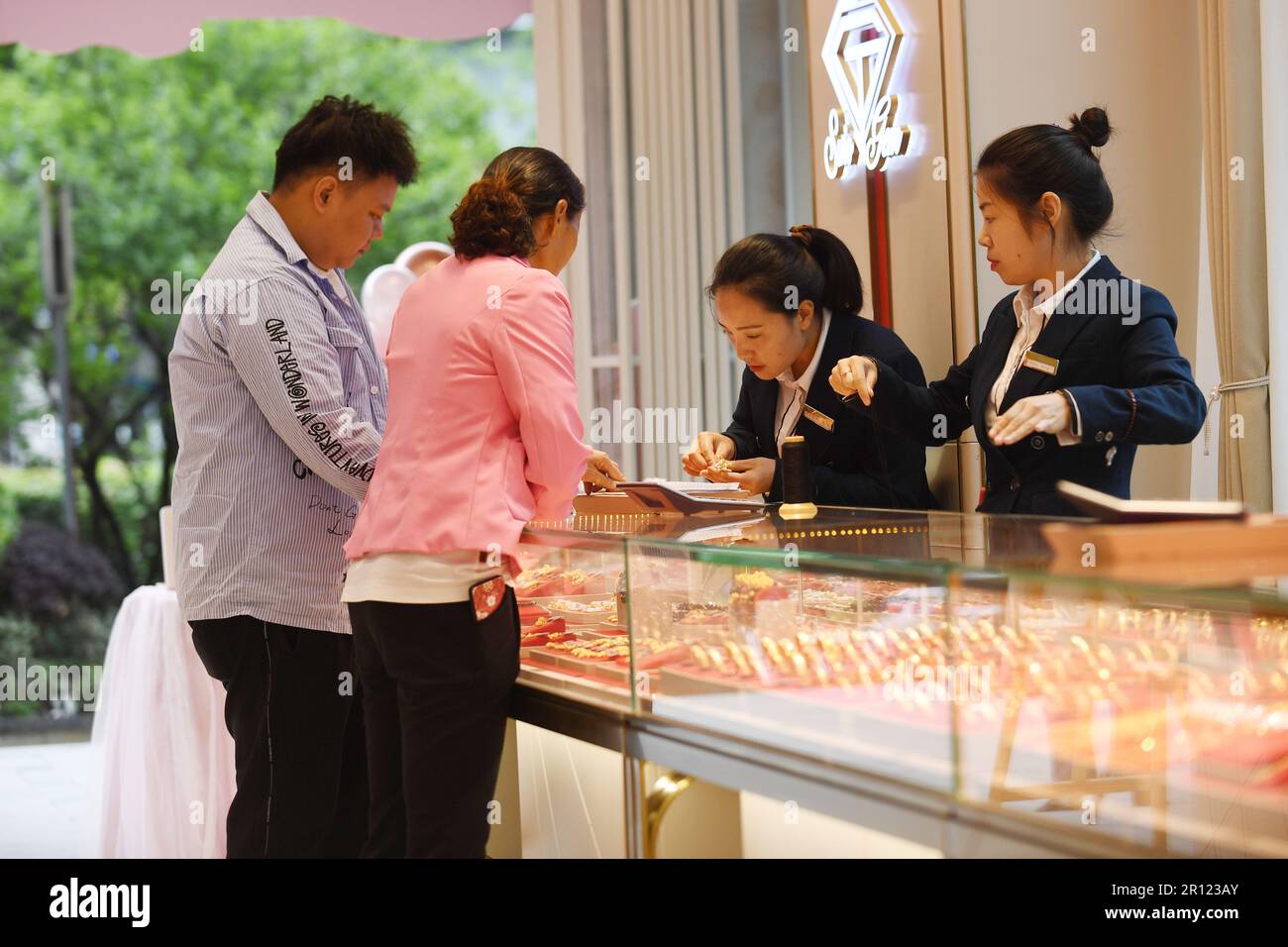 RENHUAI, CHINE - le 11 MAI 2023 - les consommateurs achètent des ornements en or dans un magasin d'or de la ville de Renhuai, dans la province de Guizhou, dans le sud-ouest de la Chine, au 11 mai 2023. Chine » Banque D'Images