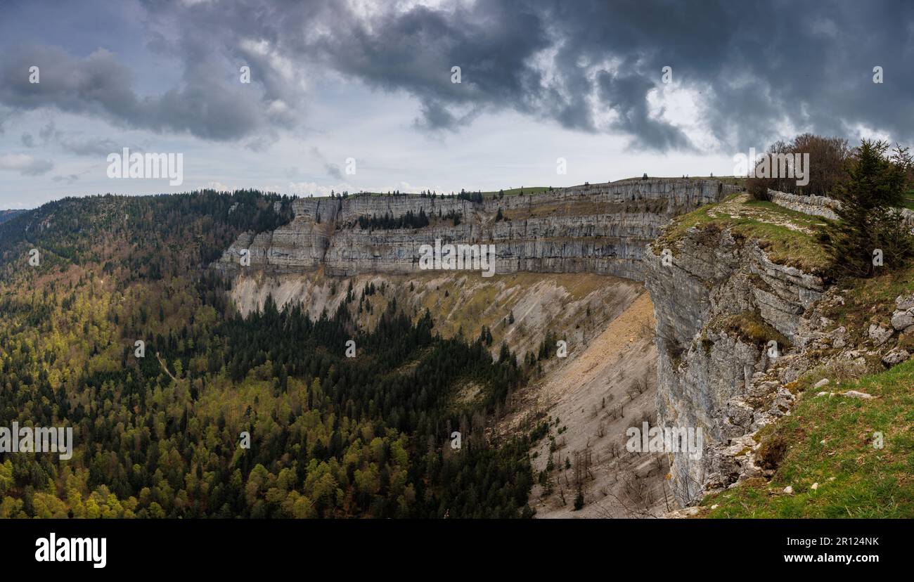Nuages sombres au-dessus de Creux-du-Van dans le jura suisse Banque D'Images