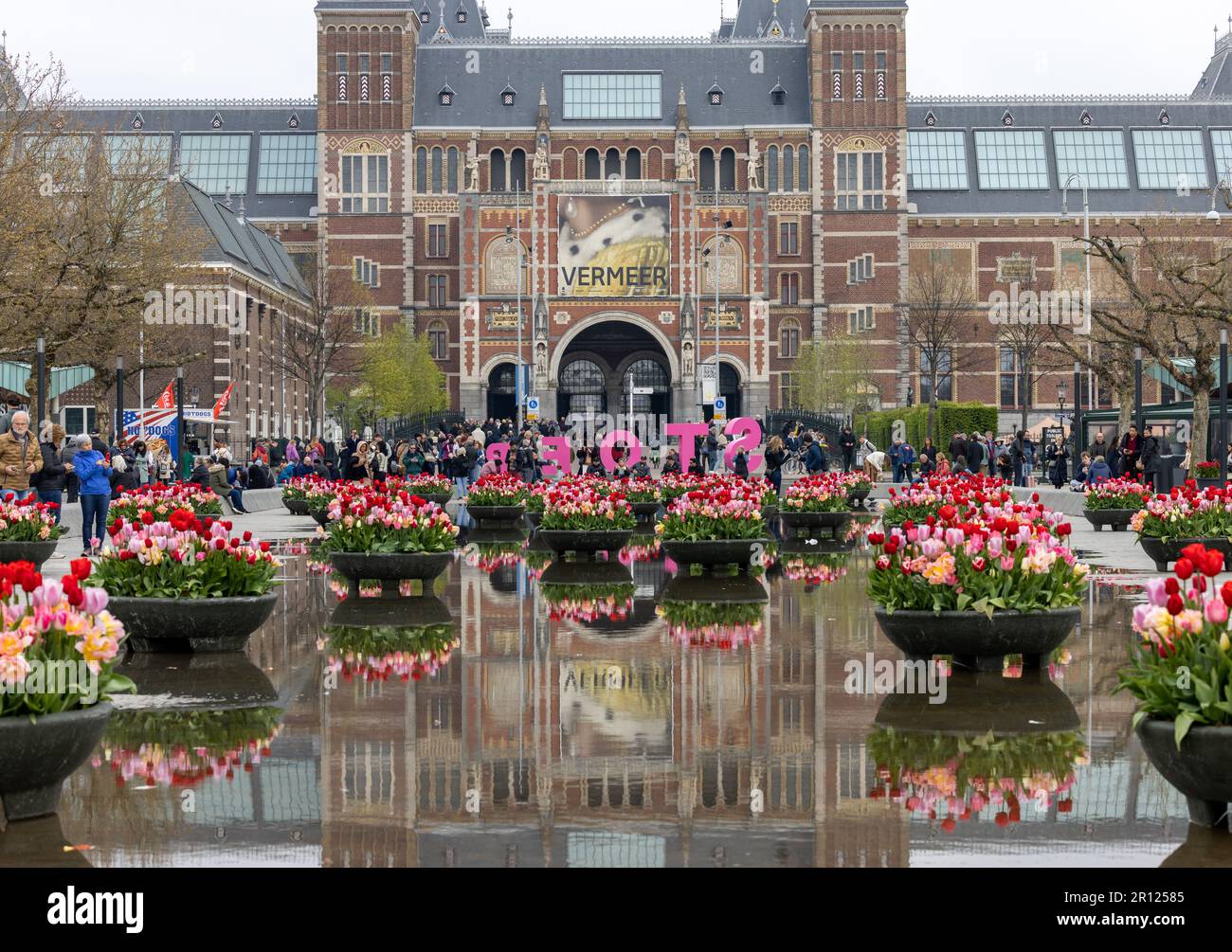 Amsterdam, pays-Bas - 21 avril 2023: Le Rijksmuseum à Amsterdam - la plus grande exposition sur le peintre néerlandais Johannes Vermeer - présentant 28 de ses chefs-d'œuvre Banque D'Images