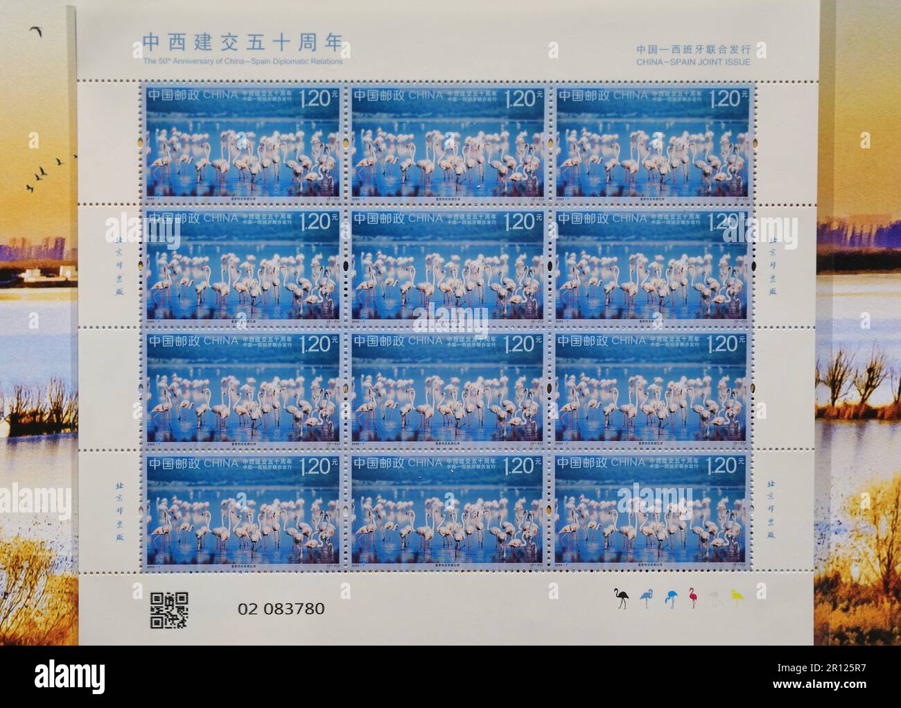 (230511) -- SHIJIAZHUANG, 11 mai 2023 (Xinhua) -- cette photo prise sur 10 mai 2023 montre des timbres marquant le 50th anniversaire de l'établissement des relations diplomatiques entre la Chine et l'Espagne à Hengshui, dans la province du Hebei, au nord de la Chine. Une série de deux timbres a été émise mercredi pour marquer le 50th anniversaire de l'établissement des relations diplomatiques entre la Chine et l'Espagne. Les timbres, représentant la Laguna de Fuente de Piedra en Espagne et le lac Hengshui dans la province de Hebei au nord de la Chine, ont été conçus par le designer chinois de timbres Ma Lihang. On s'attend à ce qu'un total de 6,9 millions d'ensembles de Banque D'Images